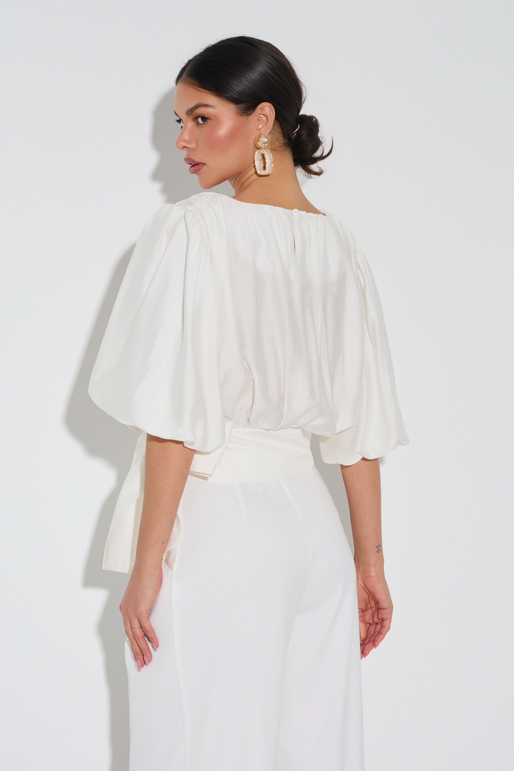 BLUZKA Z DEKOLTEM W ŁÓDKĘ I WIĄZANIEM NA BOKU