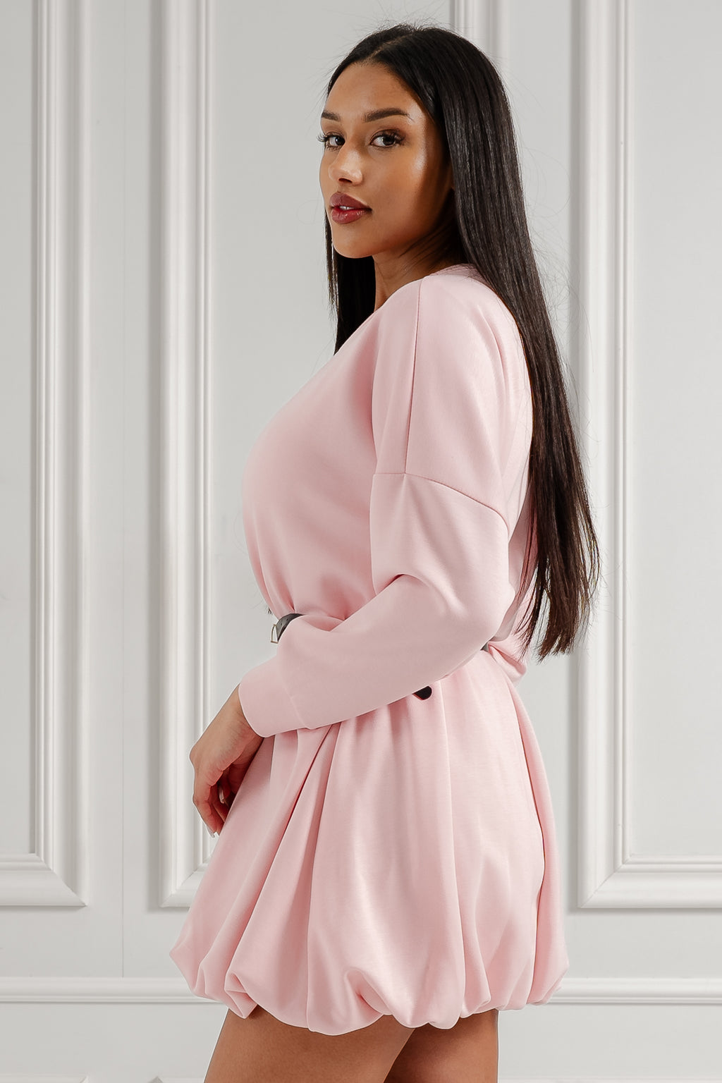 Sukienka oversize z marszczeniem i paskiem- Beżowy / Uniwersalny