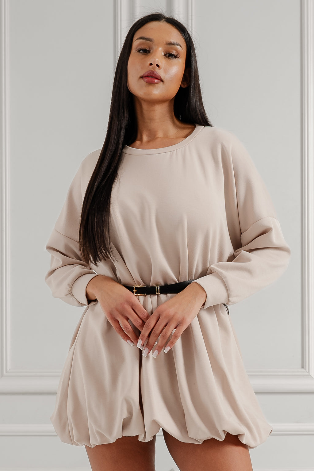 Sukienka oversize z marszczeniem i paskiem- Beżowy / Uniwersalny