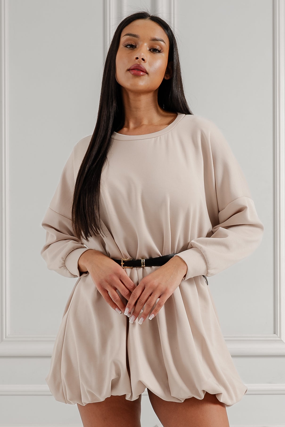 Sukienka oversize z marszczeniem i paskiem- Beżowy / Uniwersalny