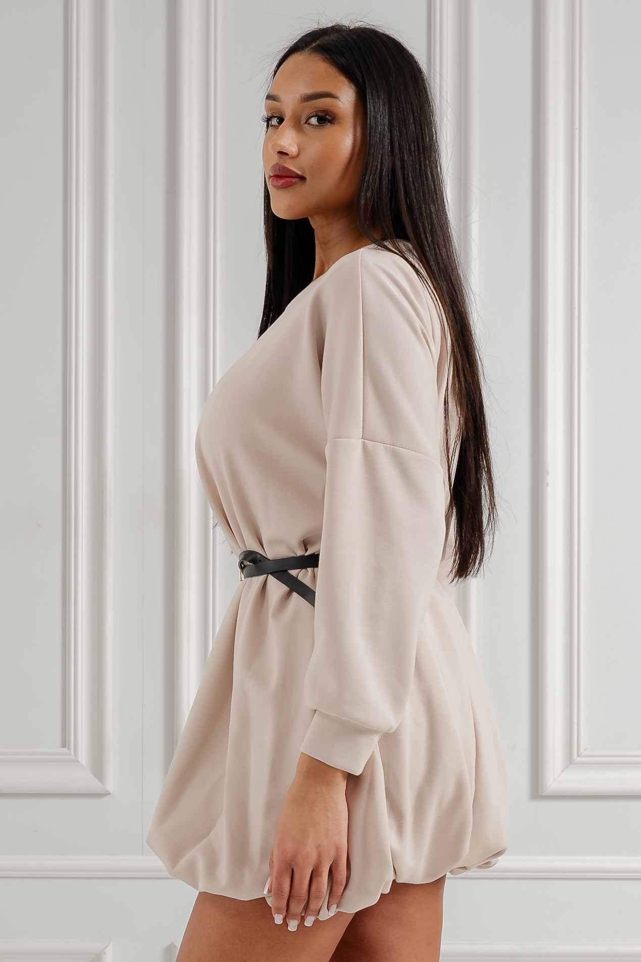 Sukienka oversize z marszczeniem i paskiem- Beżowy / Uniwersalny