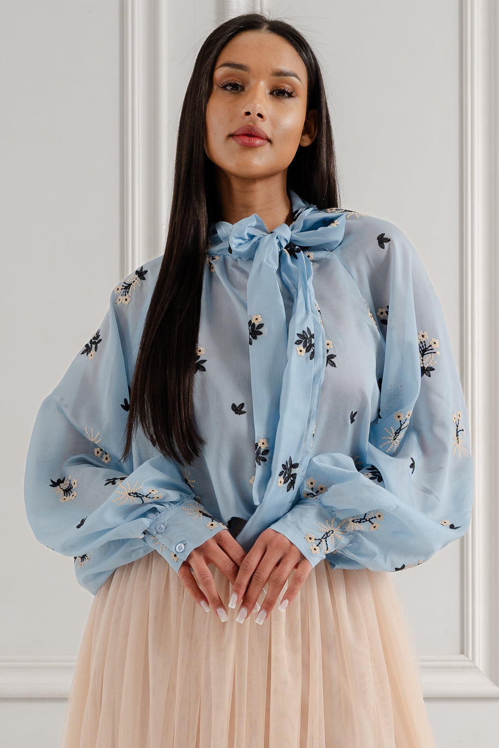 Bluzka z haftem i wiązaniem pod szyją- Niebieski / Uniwersalny