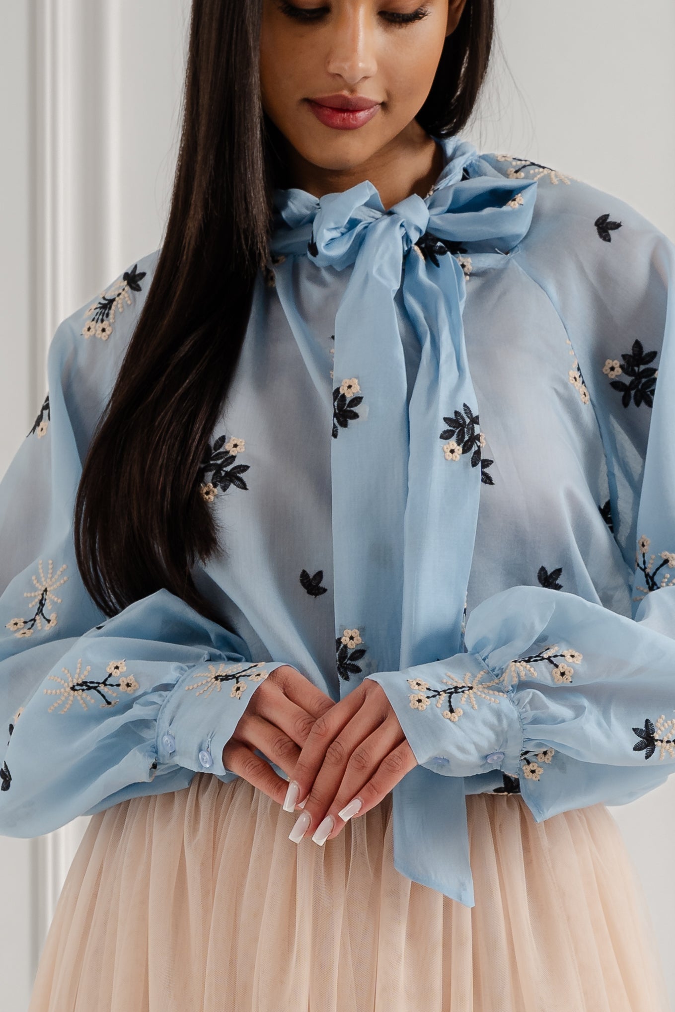 Bluzka z haftem i wiązaniem pod szyją- Niebieski / Uniwersalny