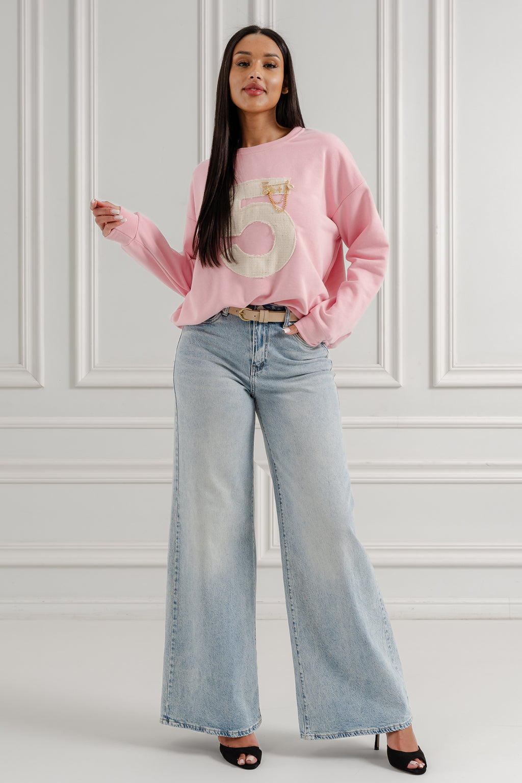 Bluza oversize z haftowaną aplikacją i łańcuszkiem- Różowy / Uniwersalny