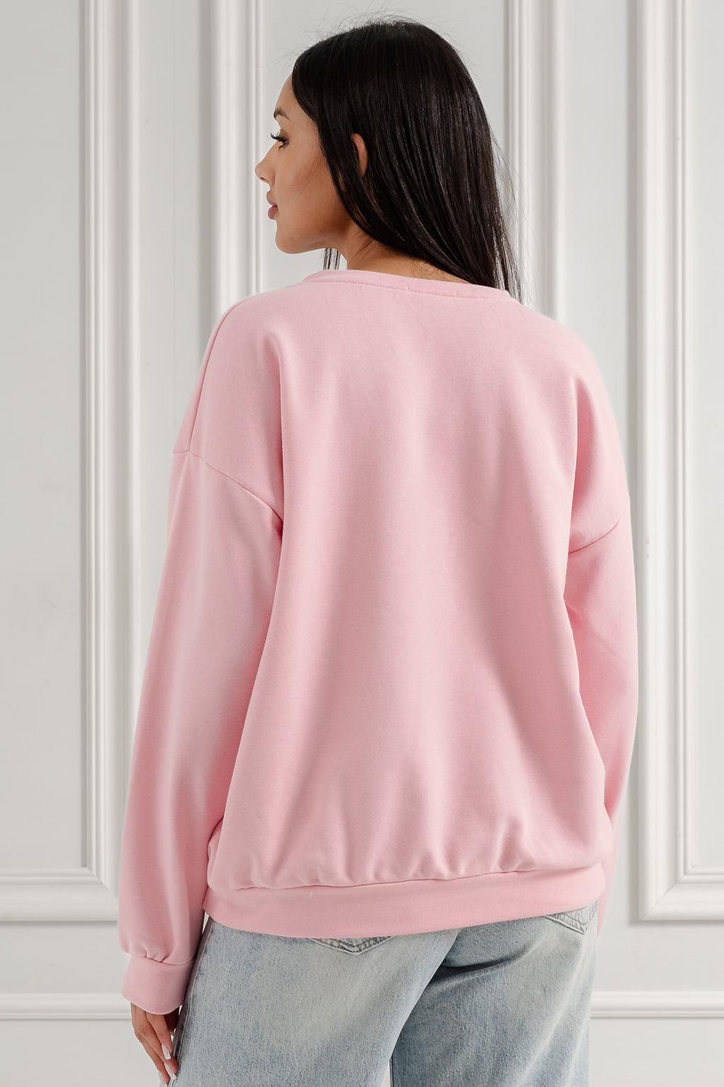 Bluza oversize z haftowaną aplikacją i łańcuszkiem- Różowy / Uniwersalny