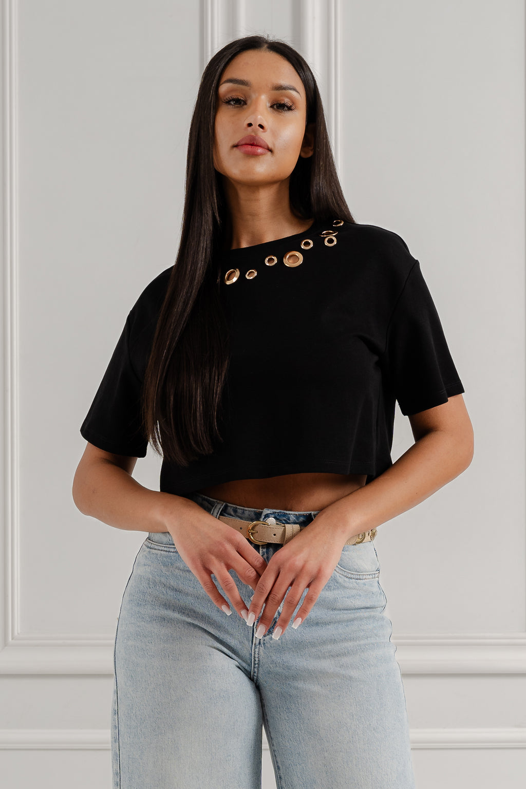 Cropped top z ozdobnymi oczkami- Czarny / Uniwersalny