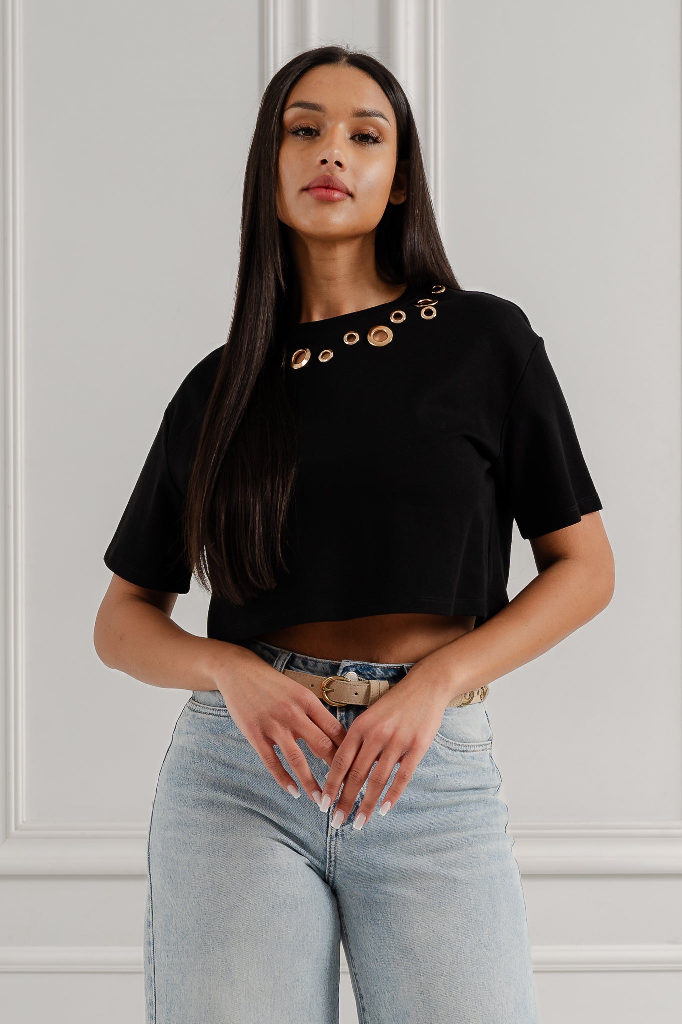 Cropped top z ozdobnymi oczkami- Czarny / Uniwersalny