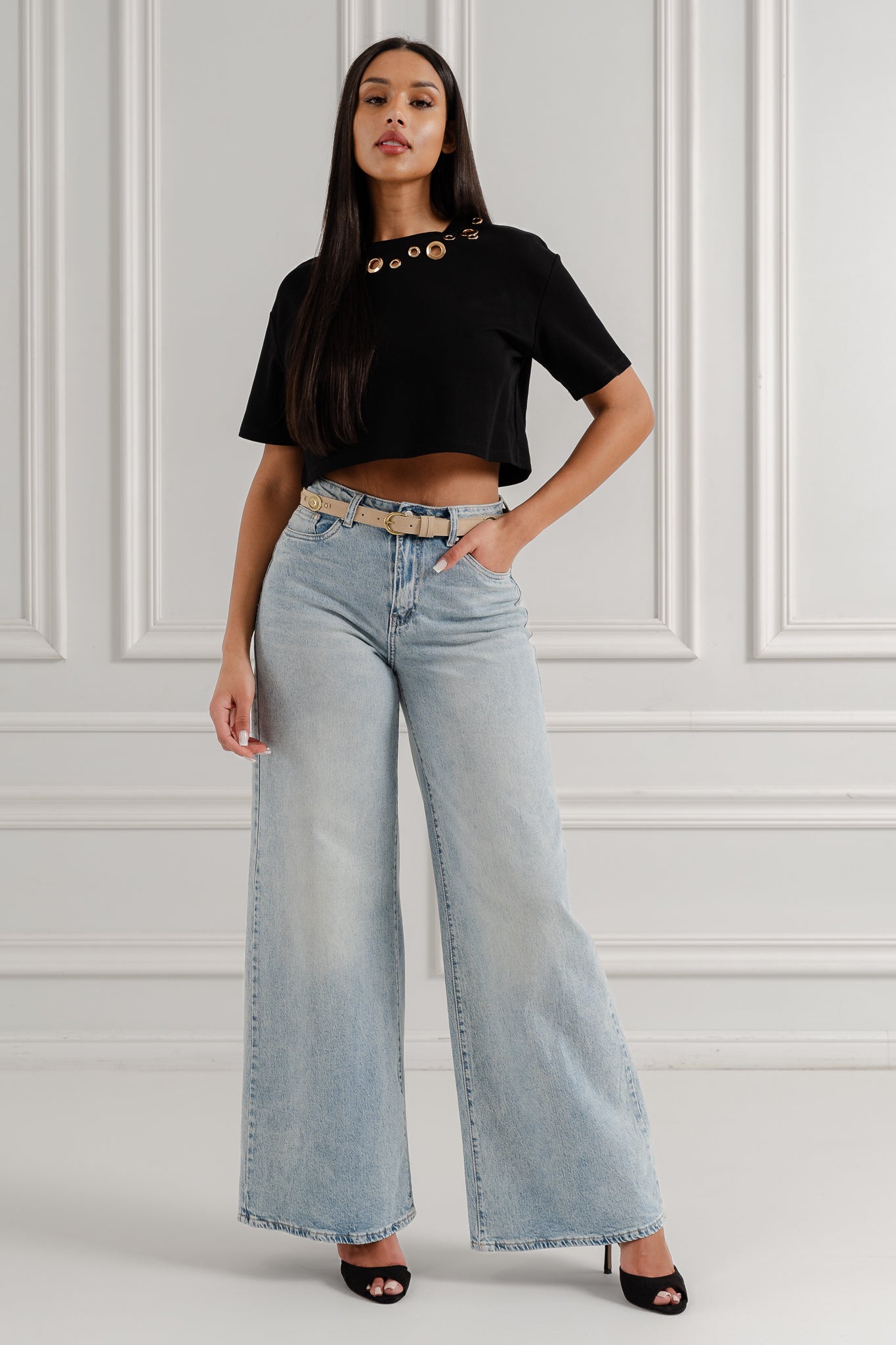 Cropped top z ozdobnymi oczkami- Czarny / Uniwersalny