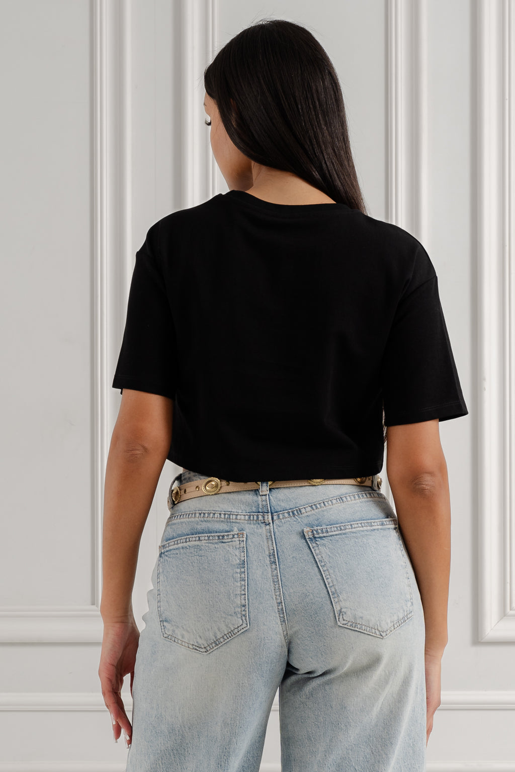 Cropped top z ozdobnymi oczkami- Czarny / Uniwersalny