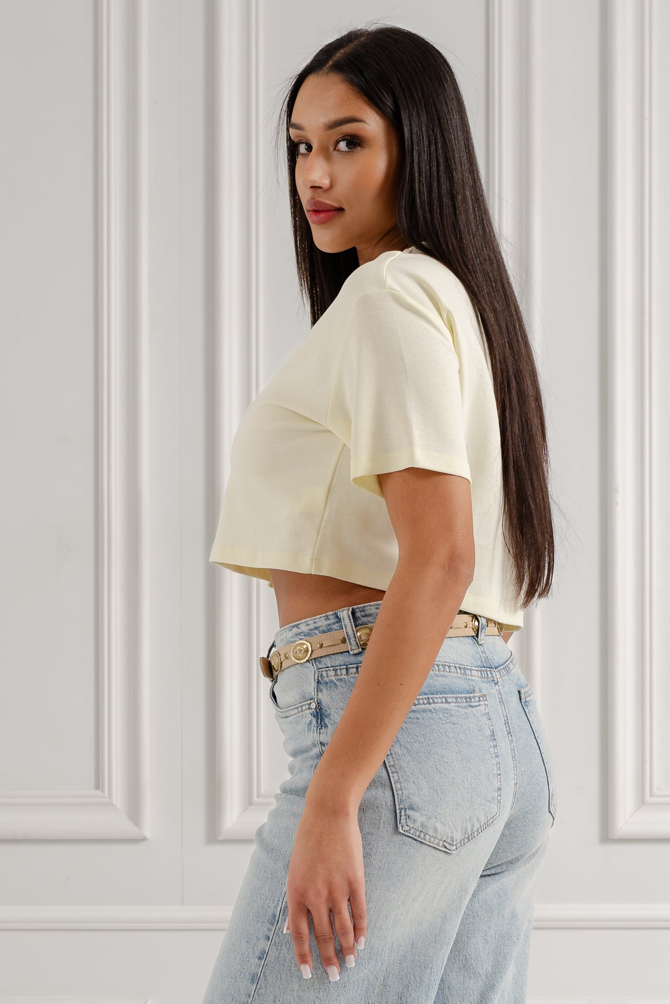 Cropped top z ozdobnymi oczkami- Czarny / Uniwersalny