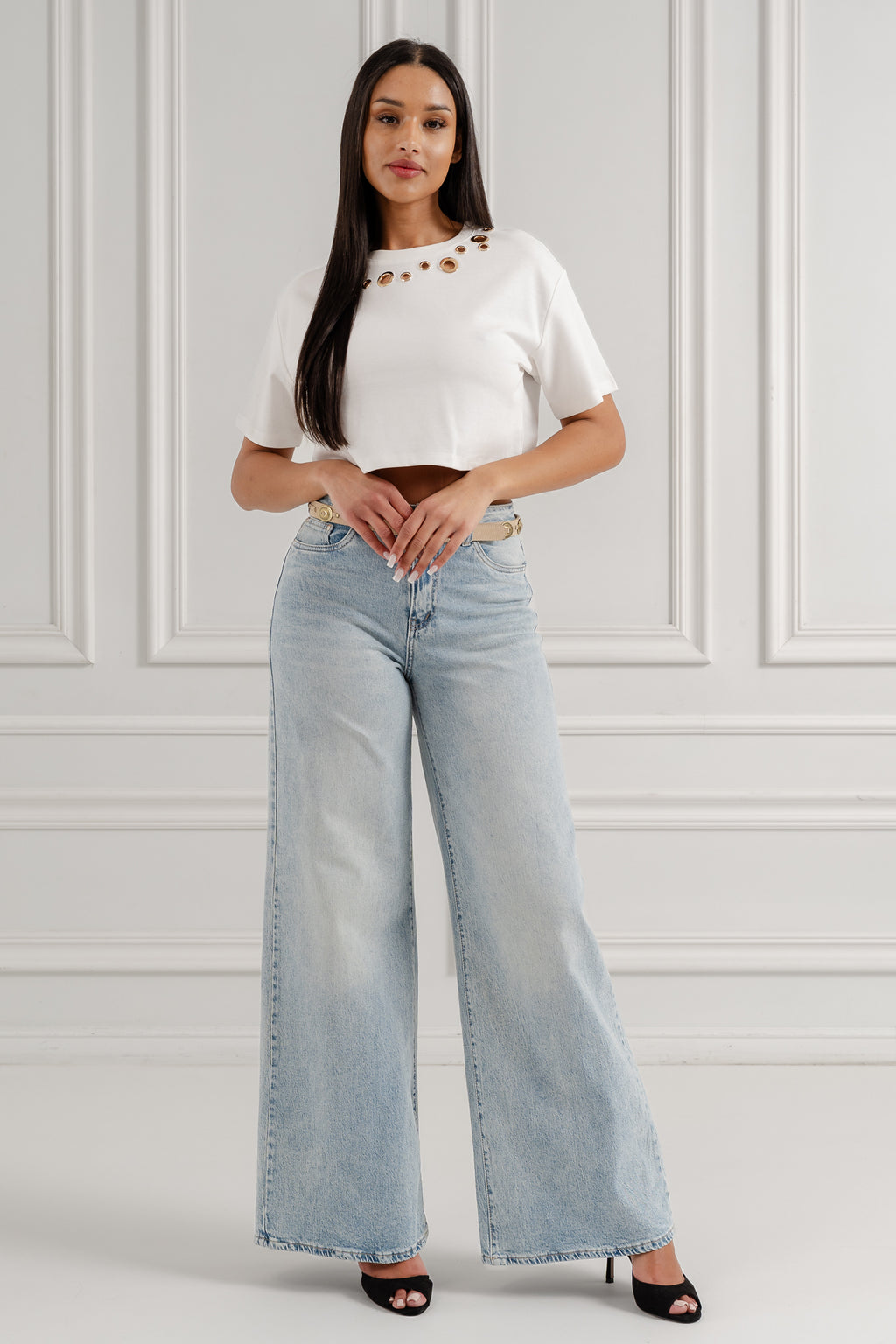 Cropped top z ozdobnymi oczkami- Biały / Uniwersalny