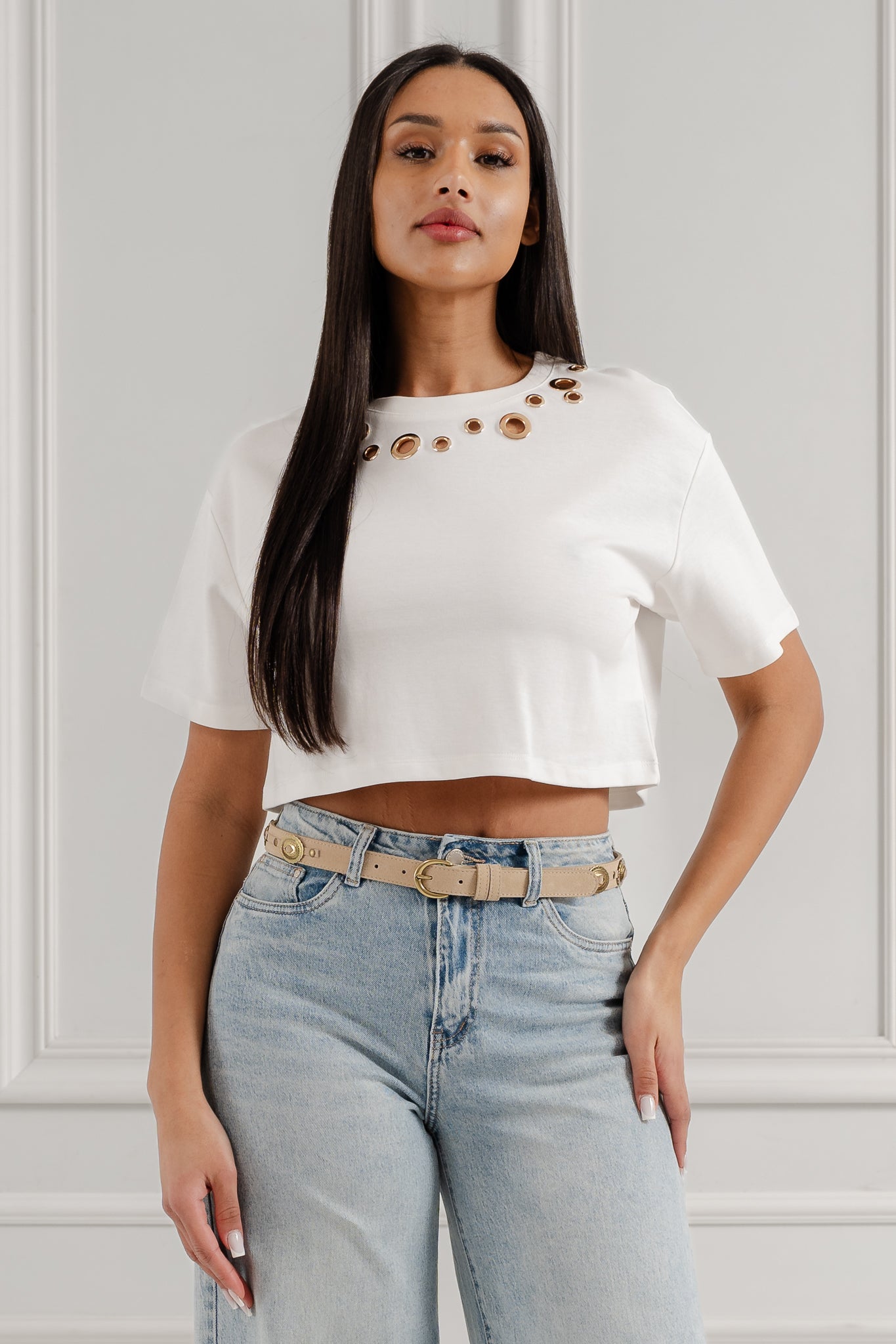 Cropped top z ozdobnymi oczkami- Czarny / Uniwersalny