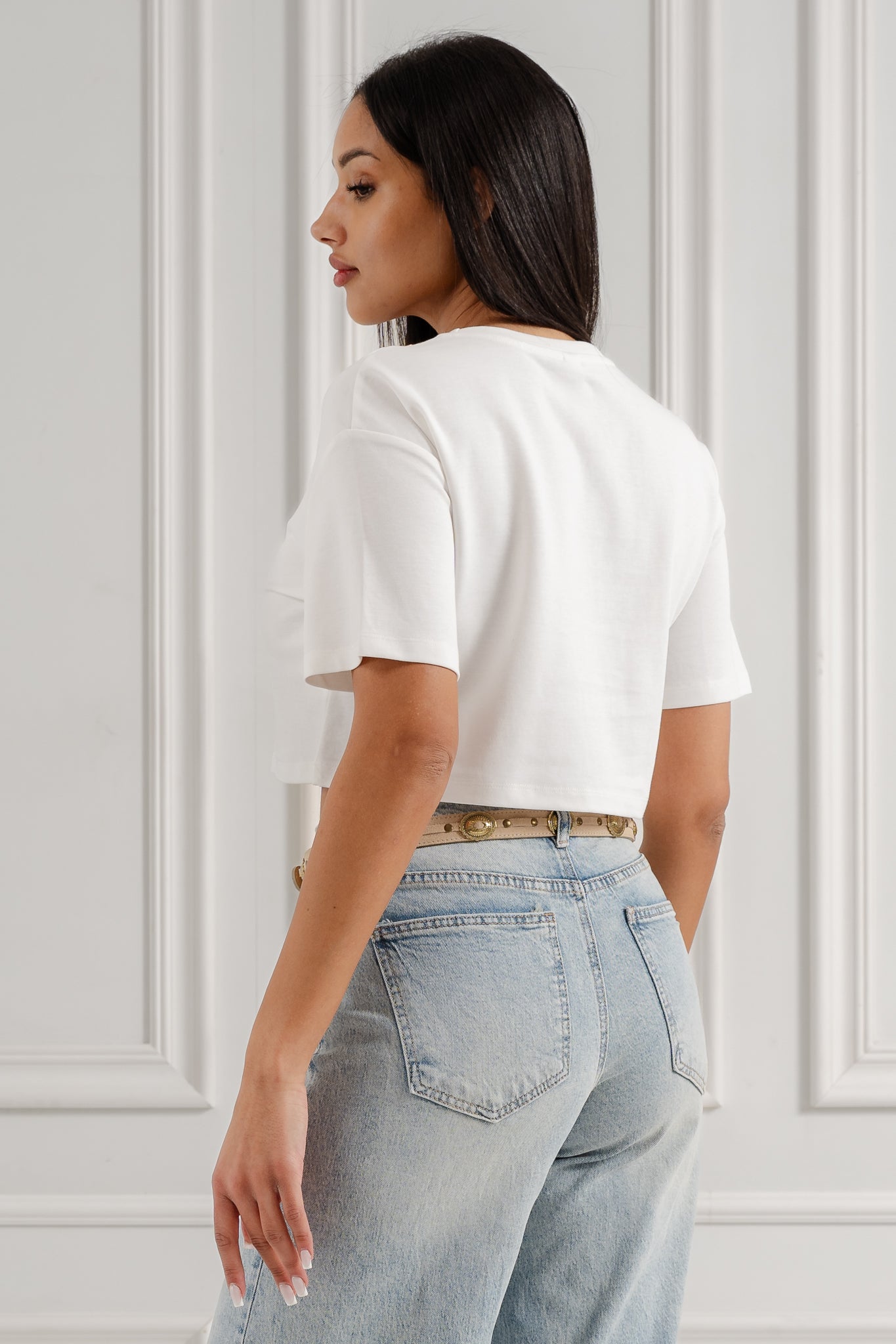 Cropped top z ozdobnymi oczkami- Czarny / Uniwersalny