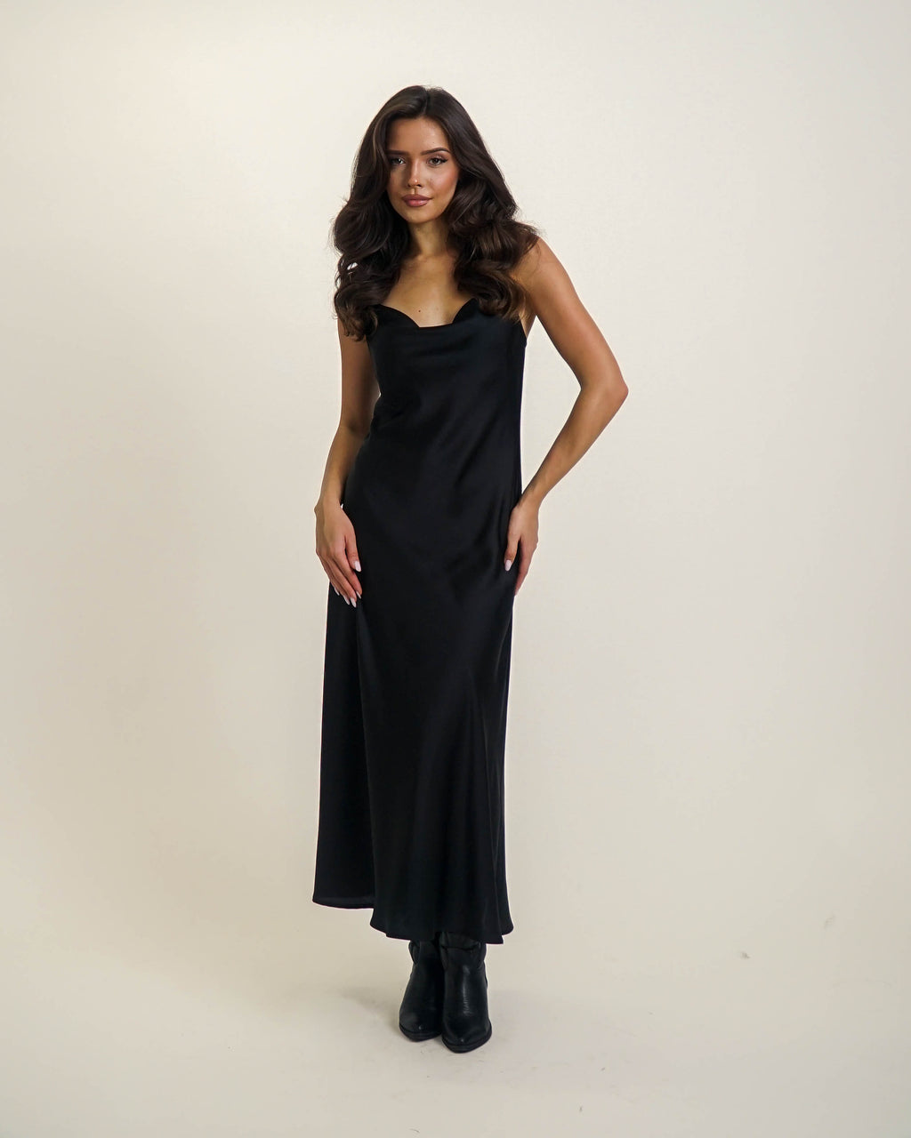 SATYNOWA SUKIENKA NA CIENKICH RAMIĄCZKACH