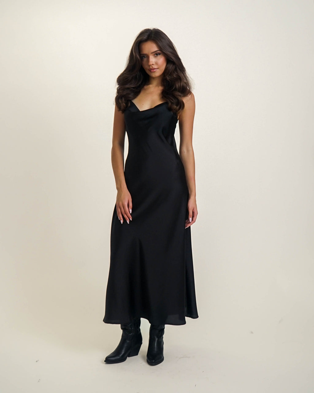 SATYNOWA SUKIENKA NA CIENKICH RAMIĄCZKACH