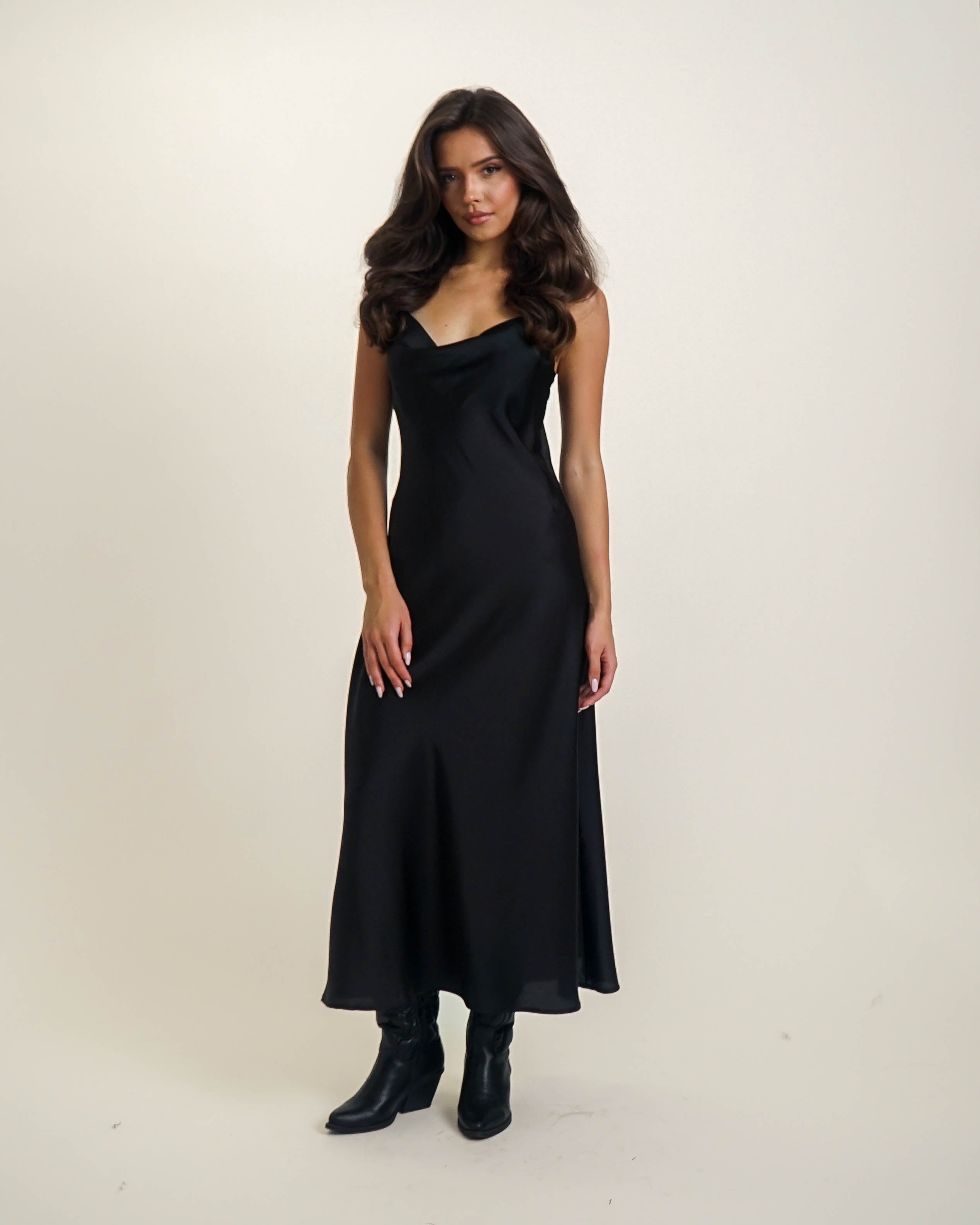 SATYNOWA SUKIENKA NA CIENKICH RAMIĄCZKACH