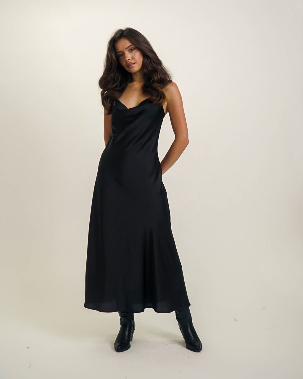 SATYNOWA SUKIENKA NA CIENKICH RAMIĄCZKACH