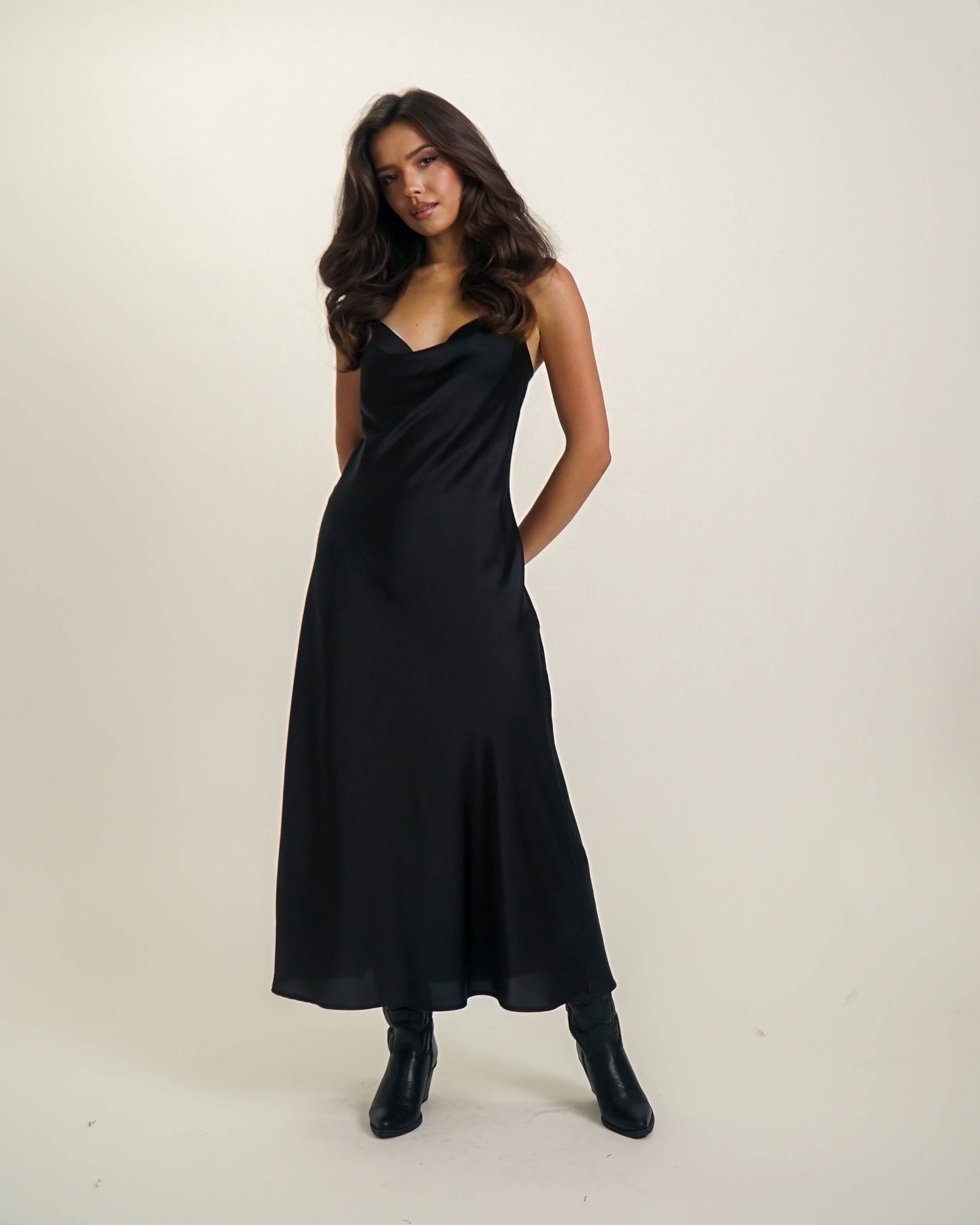 SATYNOWA SUKIENKA NA CIENKICH RAMIĄCZKACH