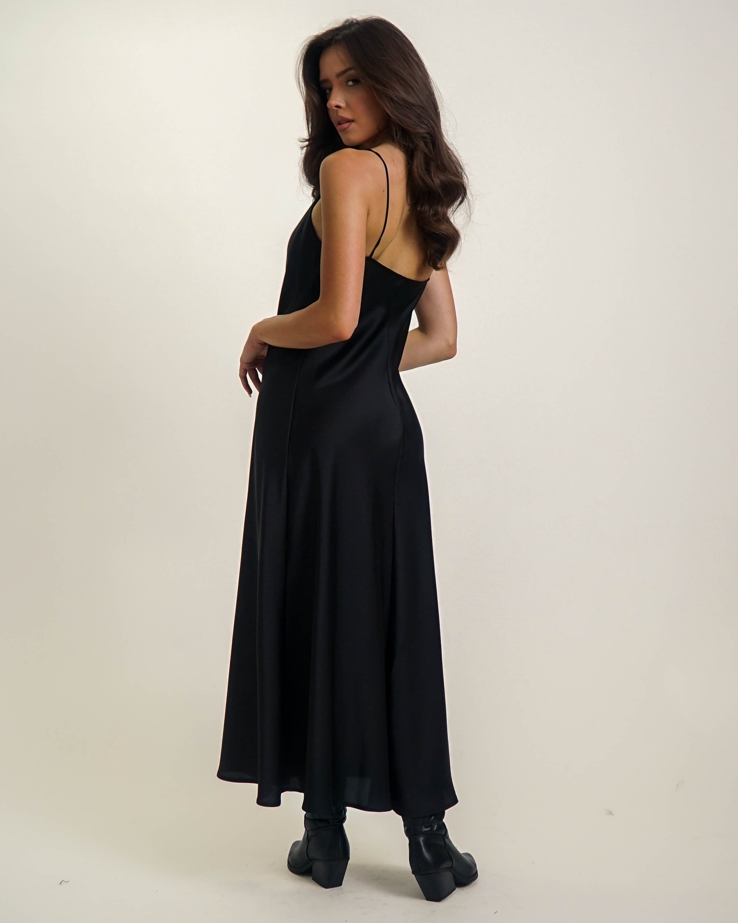 SATYNOWA SUKIENKA NA CIENKICH RAMIĄCZKACH