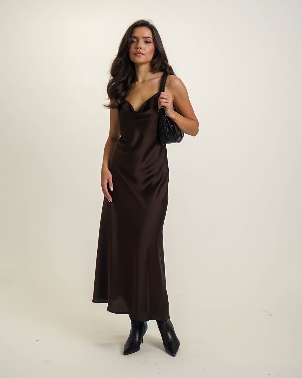 SATYNOWA SUKIENKA NA CIENKICH RAMIĄCZKACH