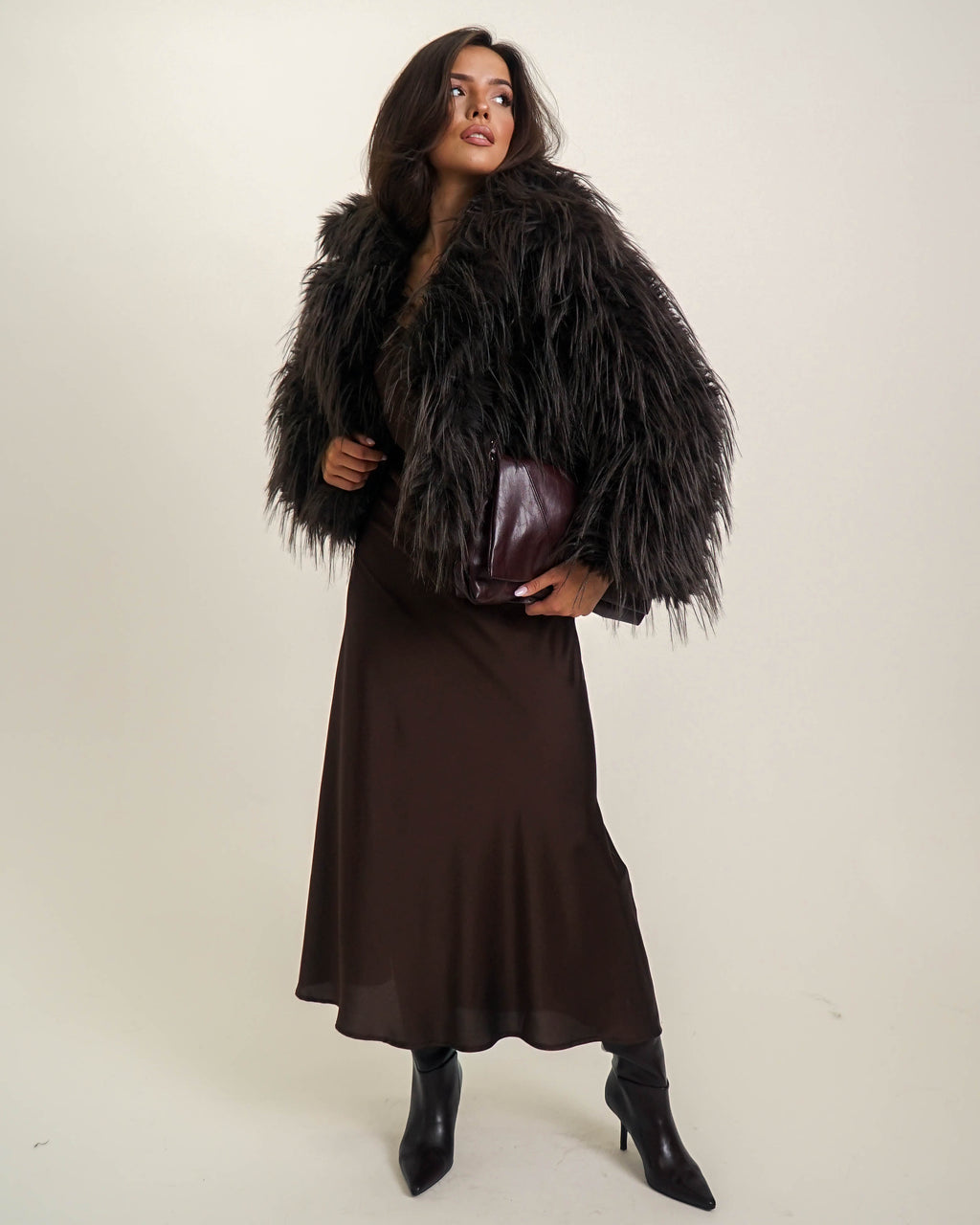 CZEKOLADOWA KURTKA Z DŁUGIM WŁOSIEM