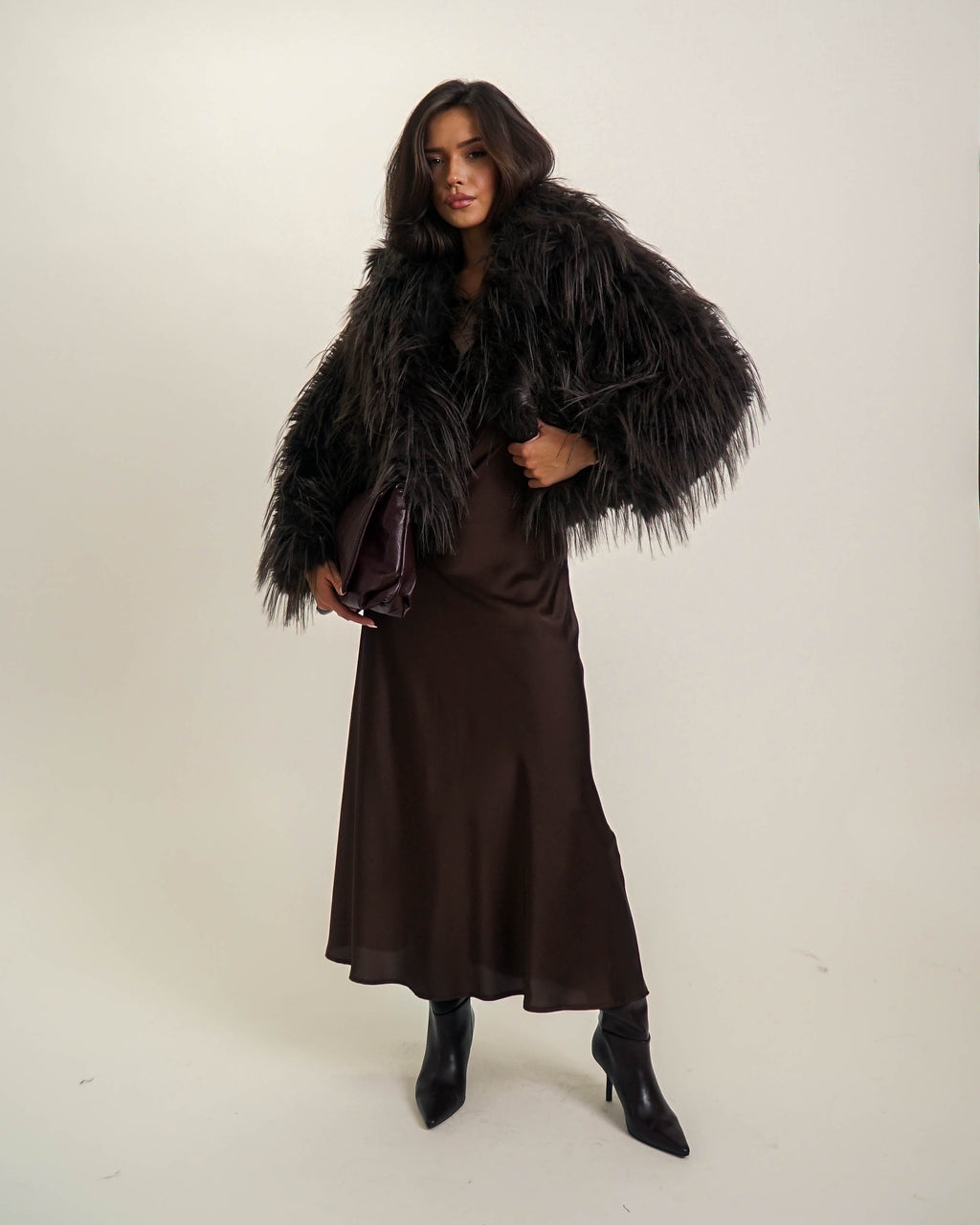 CZEKOLADOWA KURTKA Z DŁUGIM WŁOSIEM