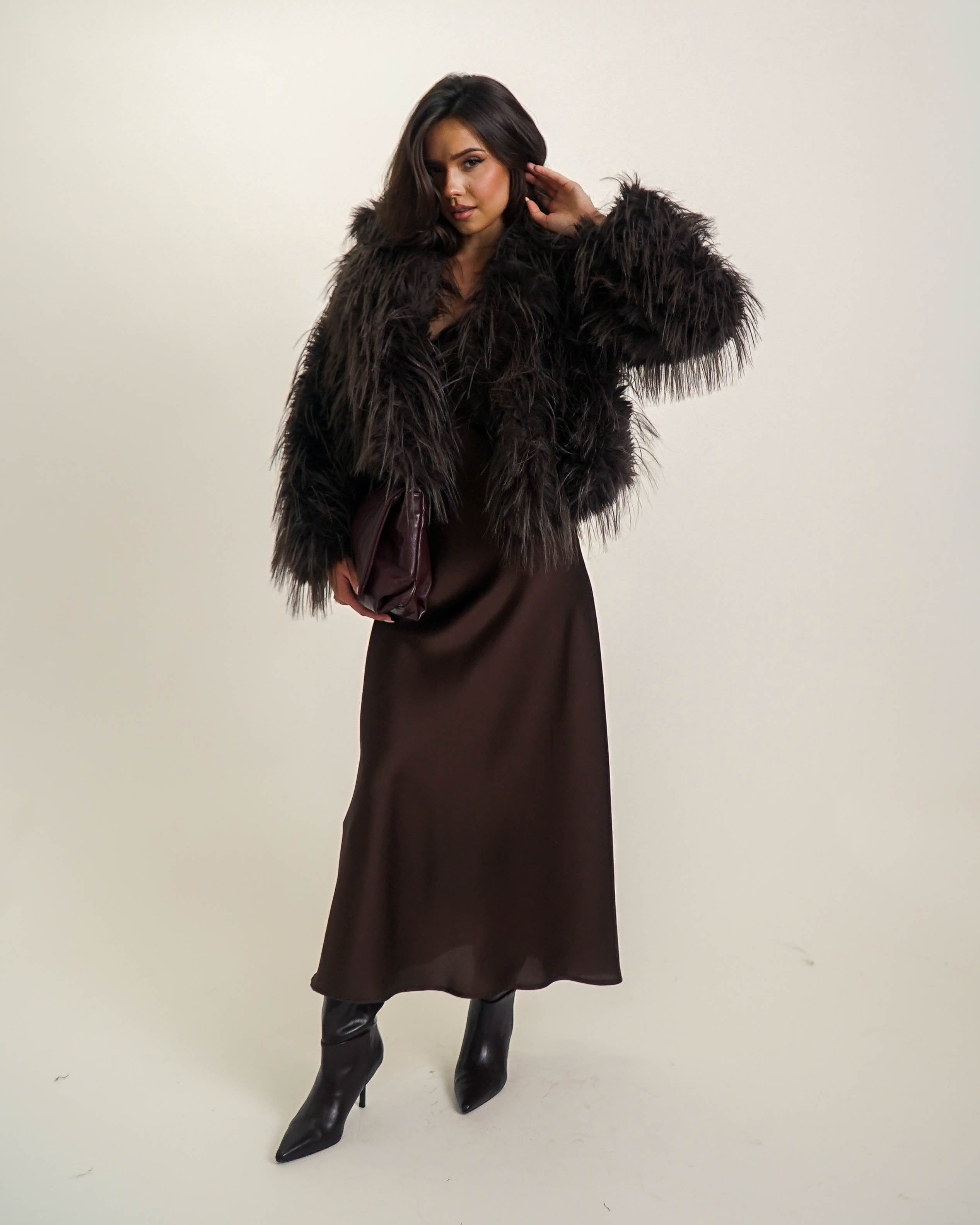 CZEKOLADOWA KURTKA Z DŁUGIM WŁOSIEM