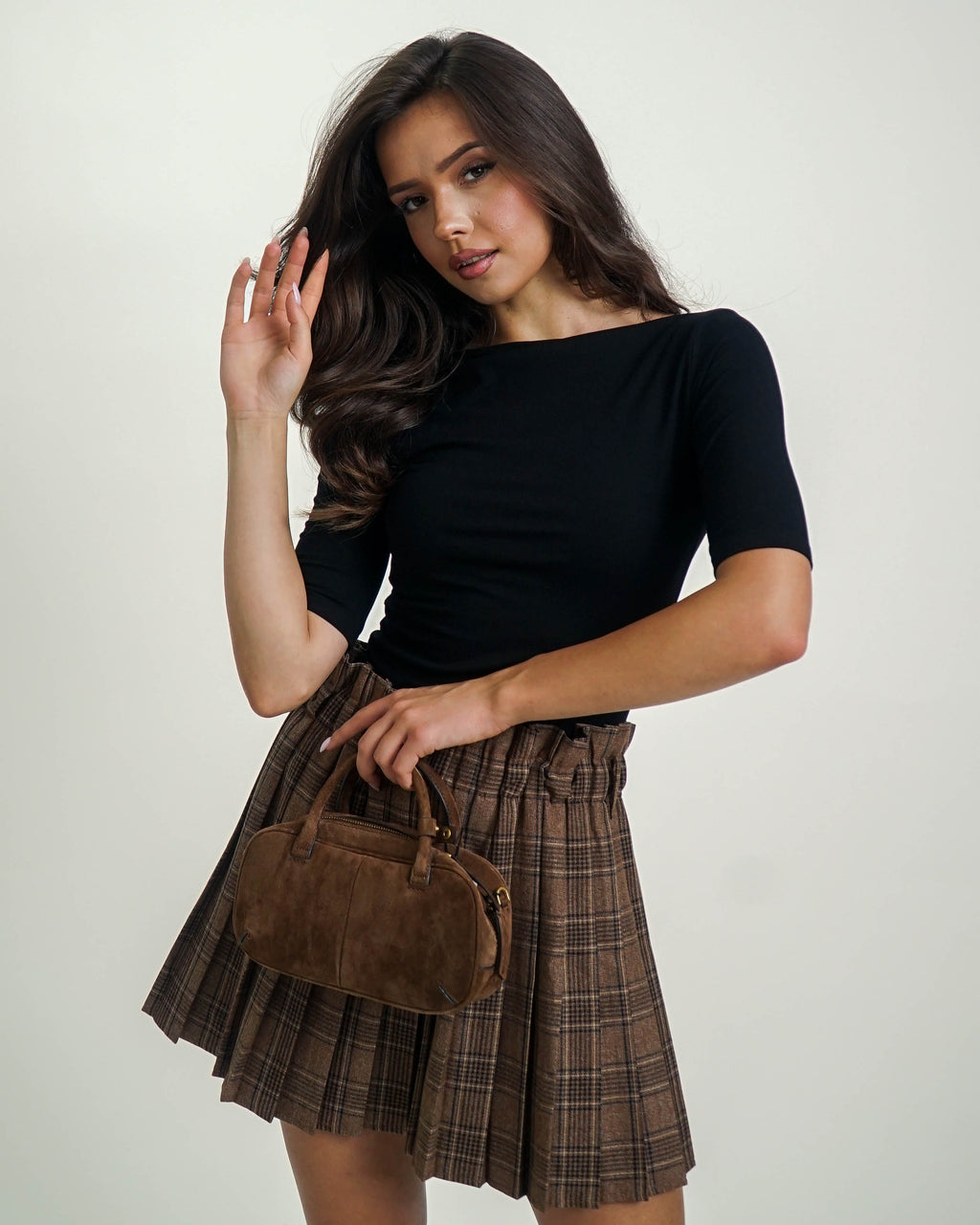 DOPASOWANY TOP Z DEKOLTEM W ŁÓDKĘ