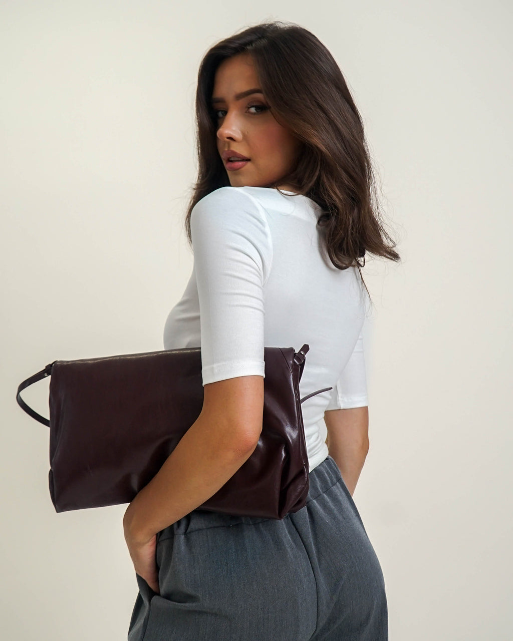 DOPASOWANY TOP Z DEKOLTEM W ŁÓDKĘ