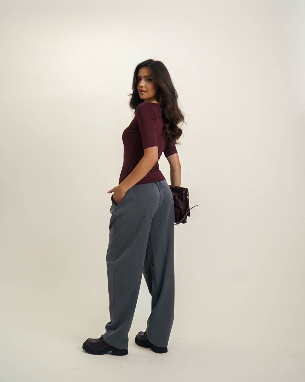 DOPASOWANY TOP Z DEKOLTEM W ŁÓDKĘ