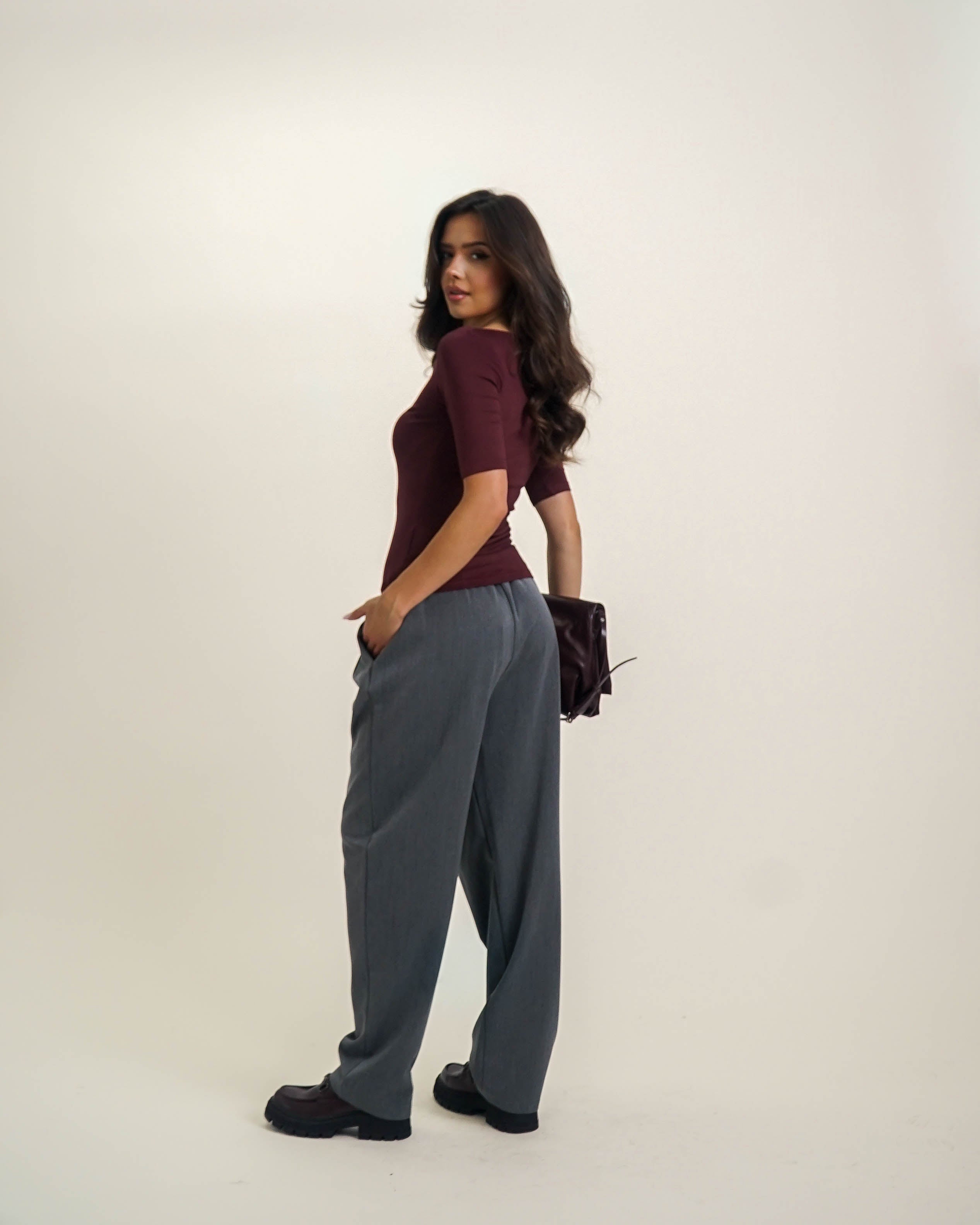 DOPASOWANY TOP Z DEKOLTEM W ŁÓDKĘ