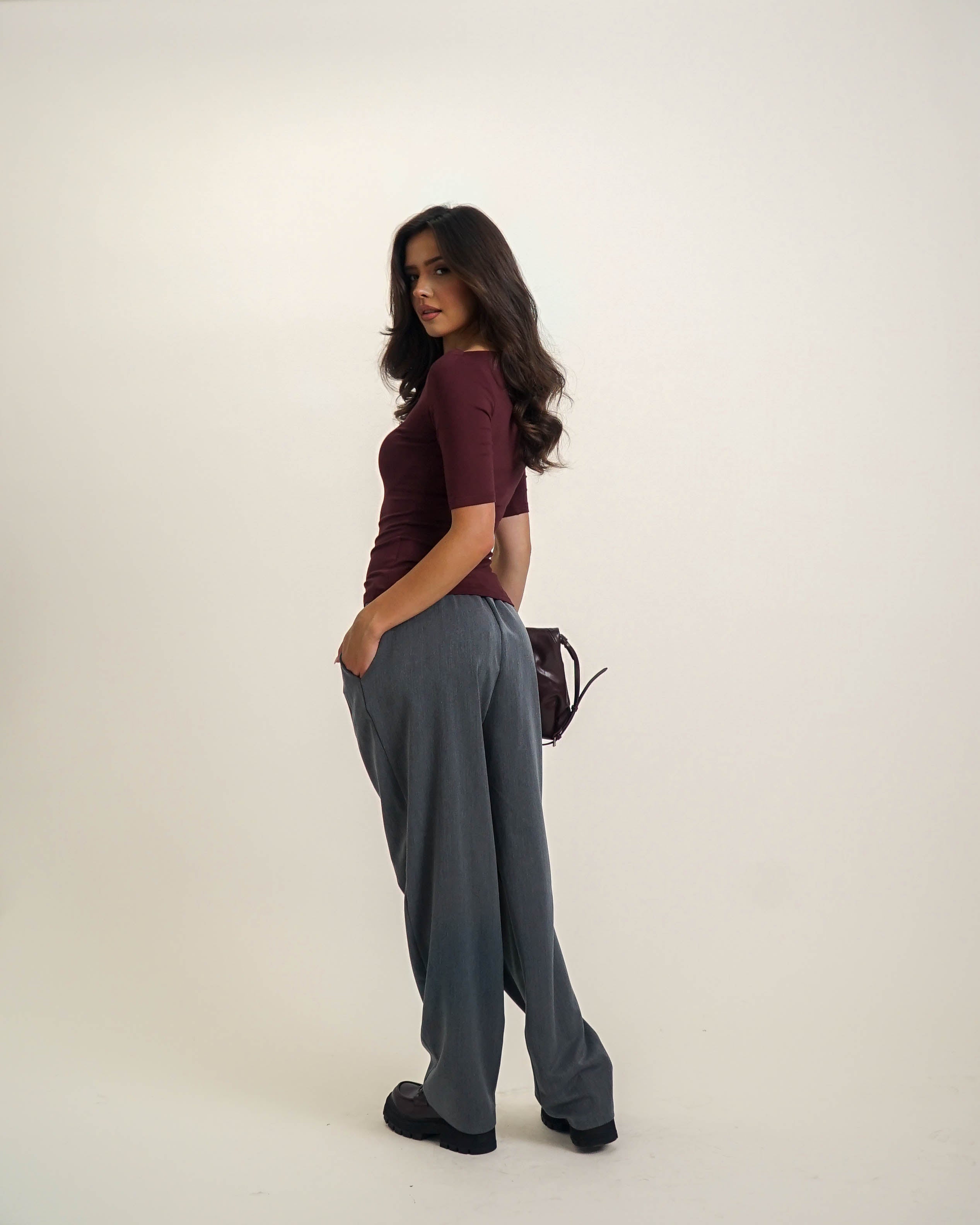 DOPASOWANY TOP Z DEKOLTEM W ŁÓDKĘ