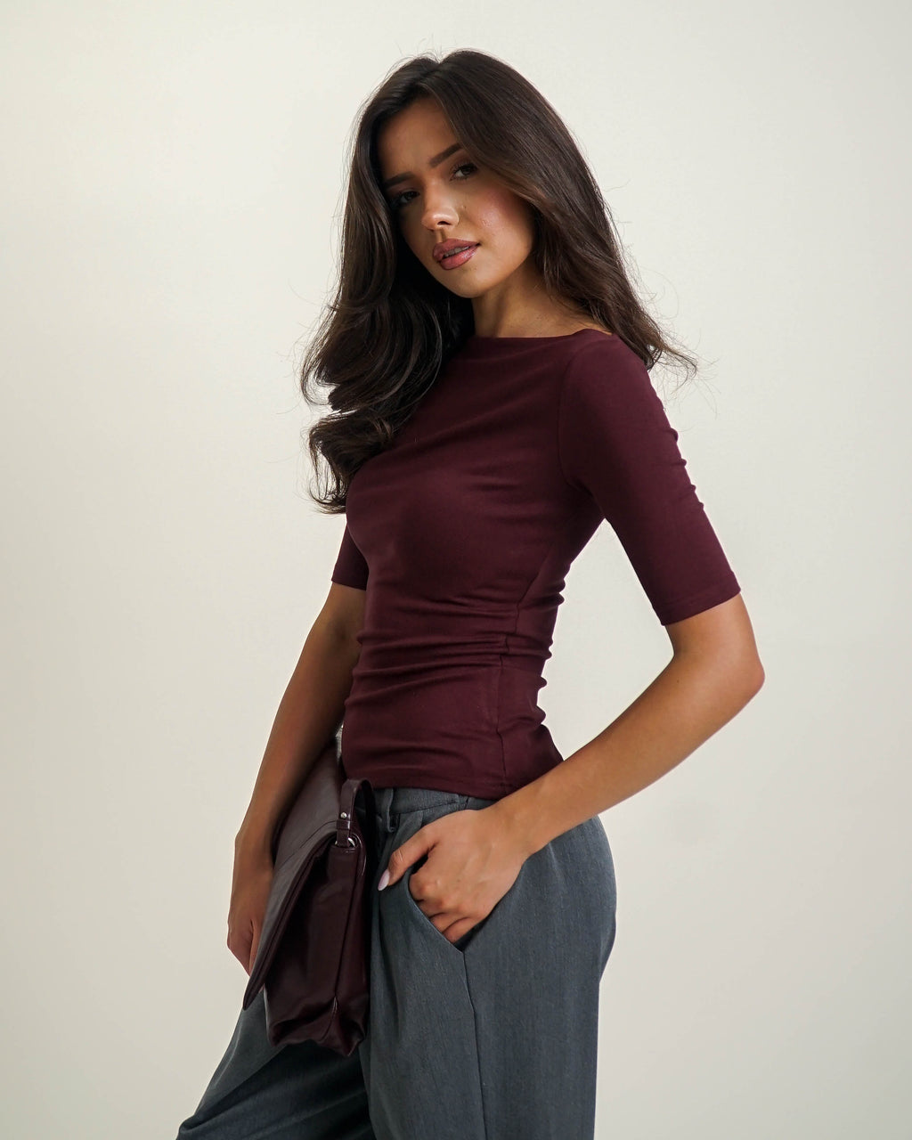 DOPASOWANY TOP Z DEKOLTEM W ŁÓDKĘ