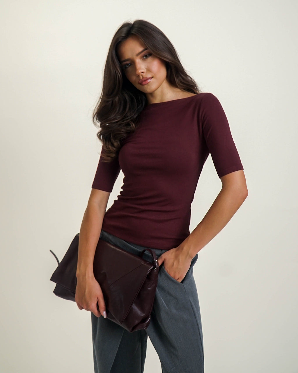 DOPASOWANY TOP Z DEKOLTEM W ŁÓDKĘ