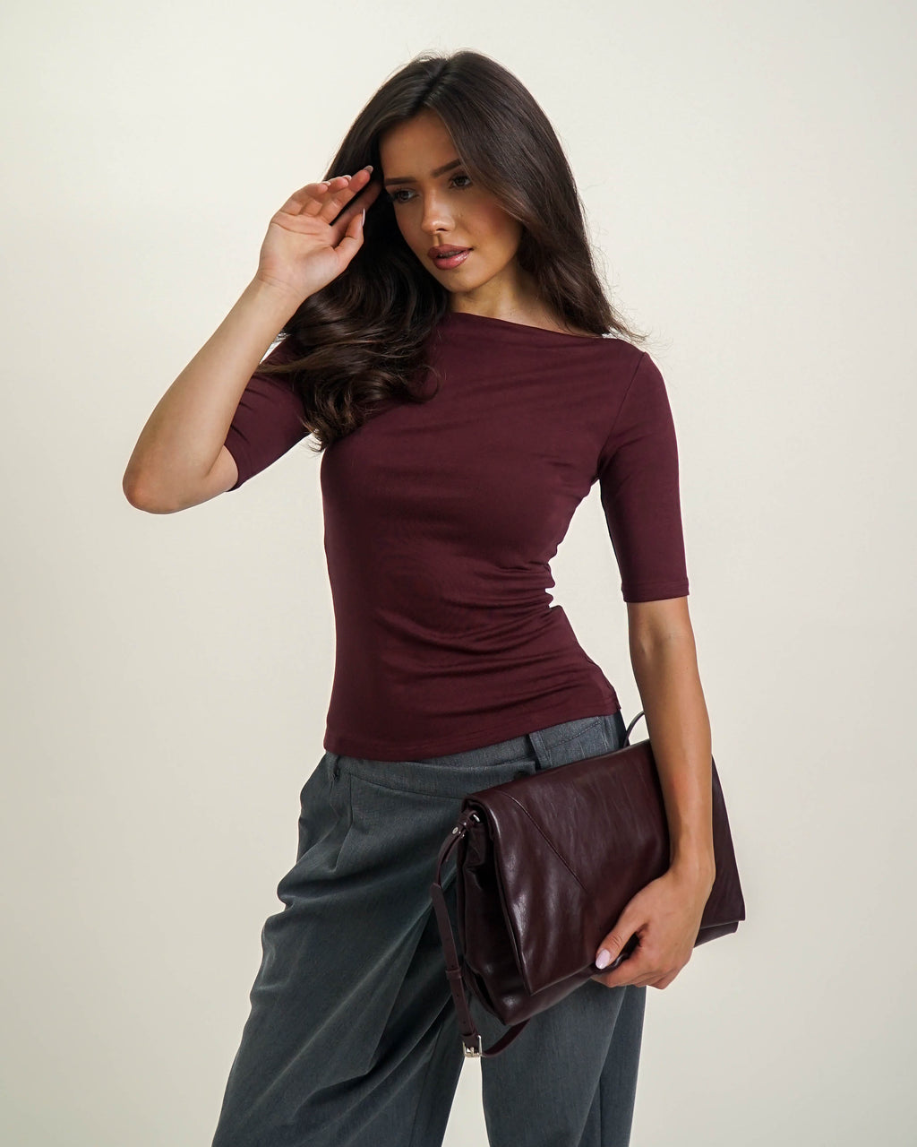 DOPASOWANY TOP Z DEKOLTEM W ŁÓDKĘ