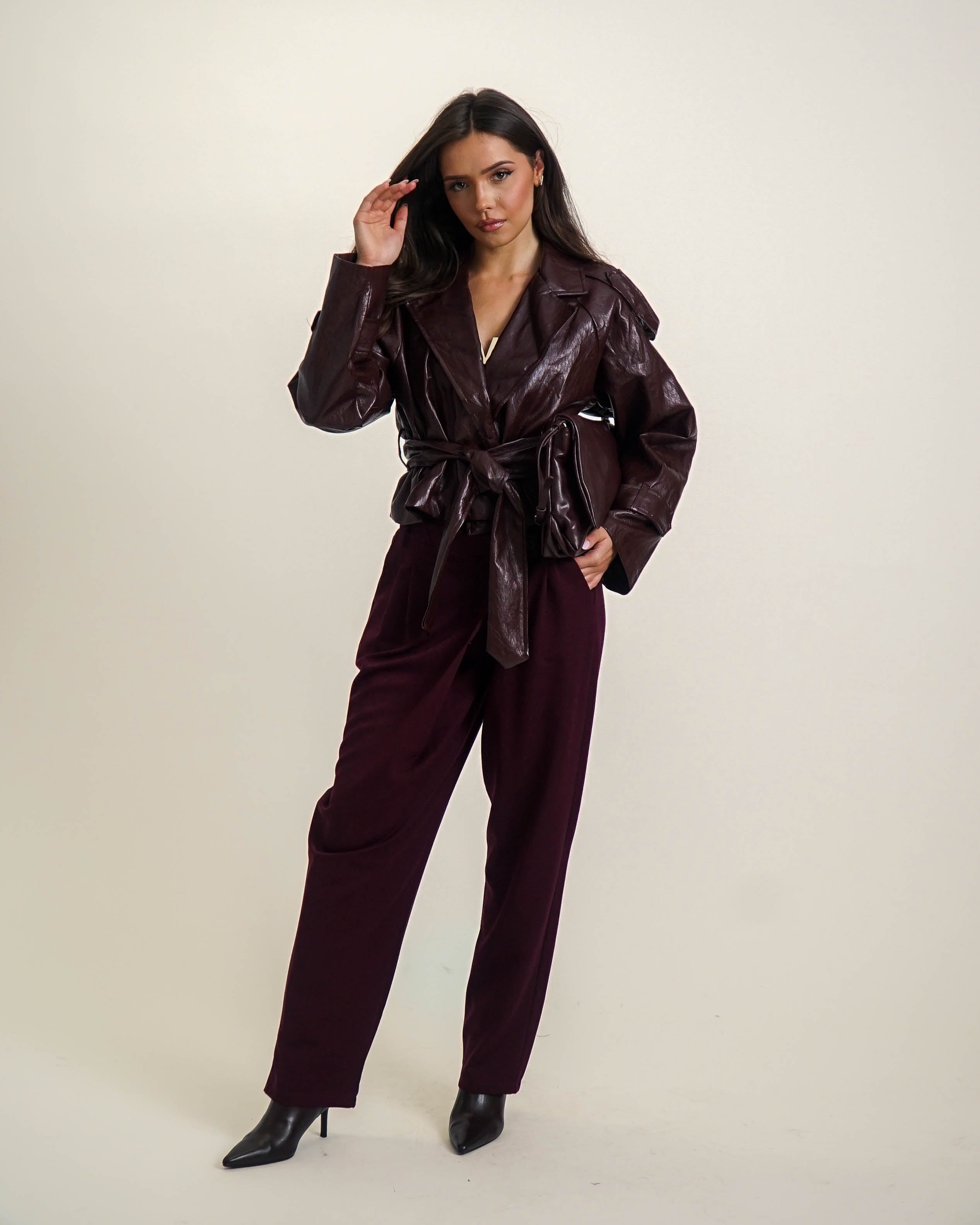 BORDOWY PŁASZCZ Z PASKIEM