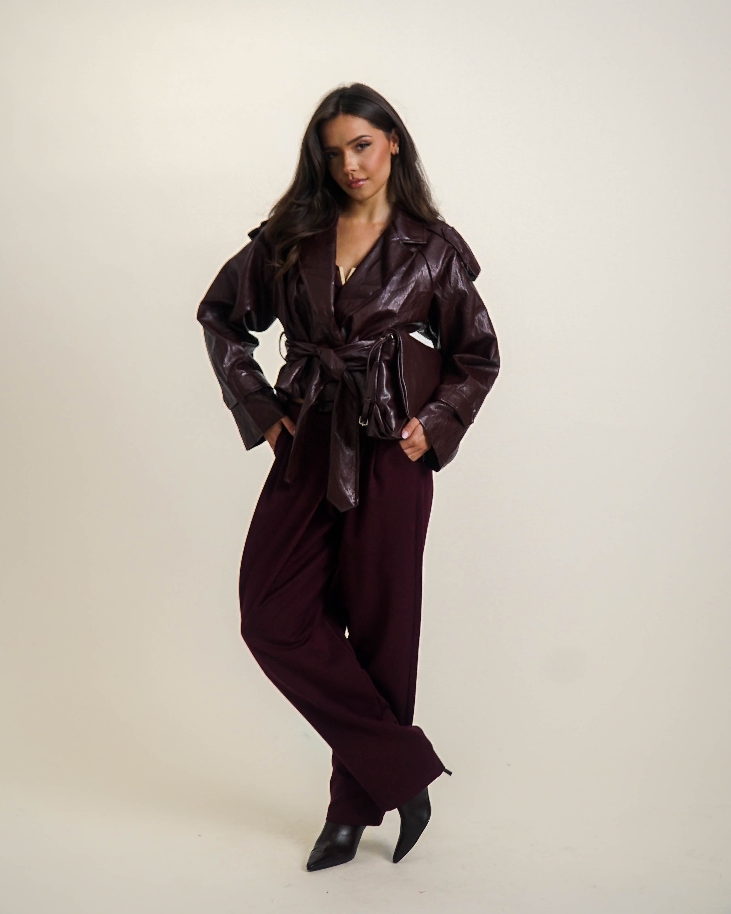 BORDOWY PŁASZCZ Z PASKIEM