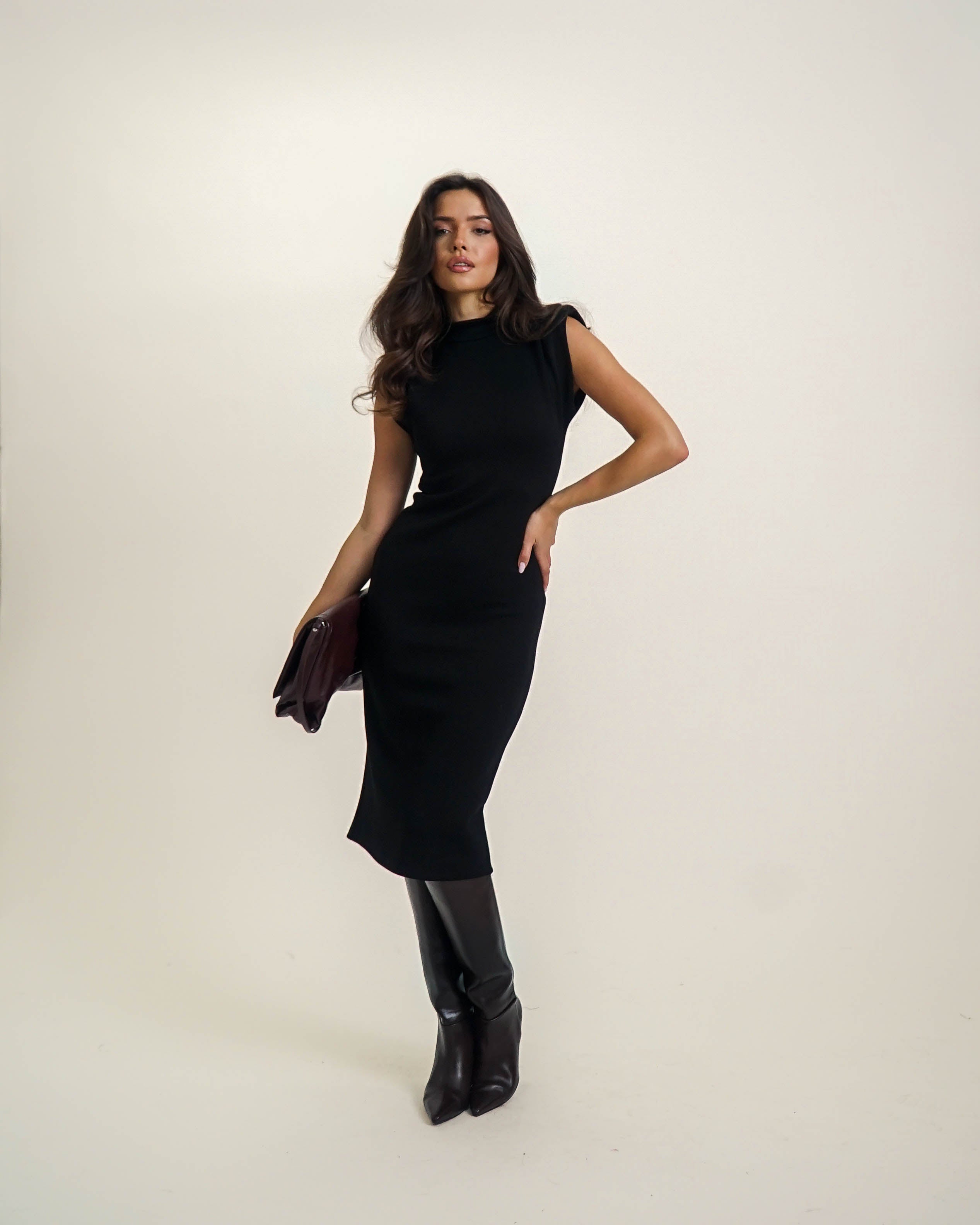 DOPASOWANA SUKIENKA MIDI Z PODUSZKAMI NA RAMIONACH