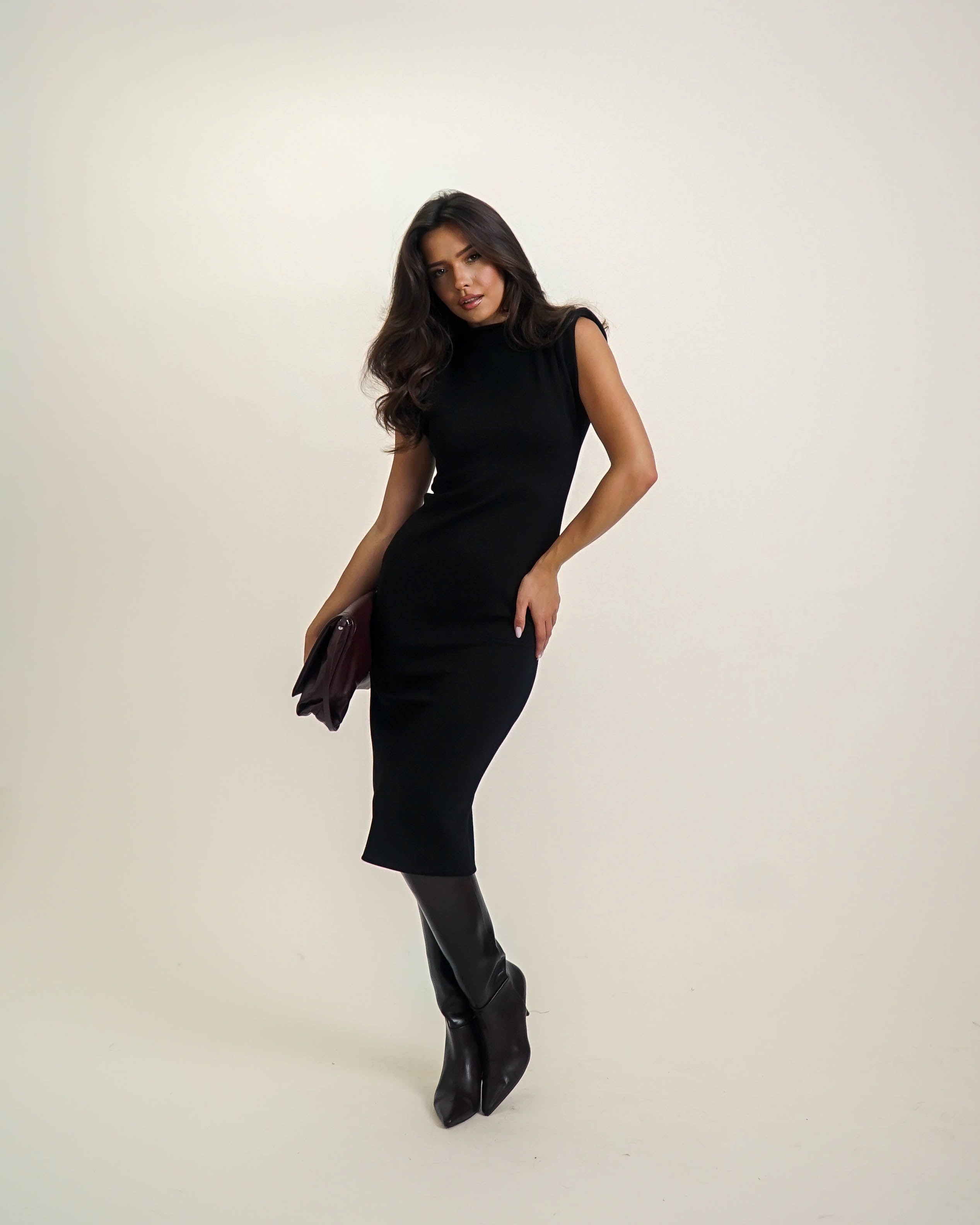 DOPASOWANA SUKIENKA MIDI Z PODUSZKAMI NA RAMIONACH