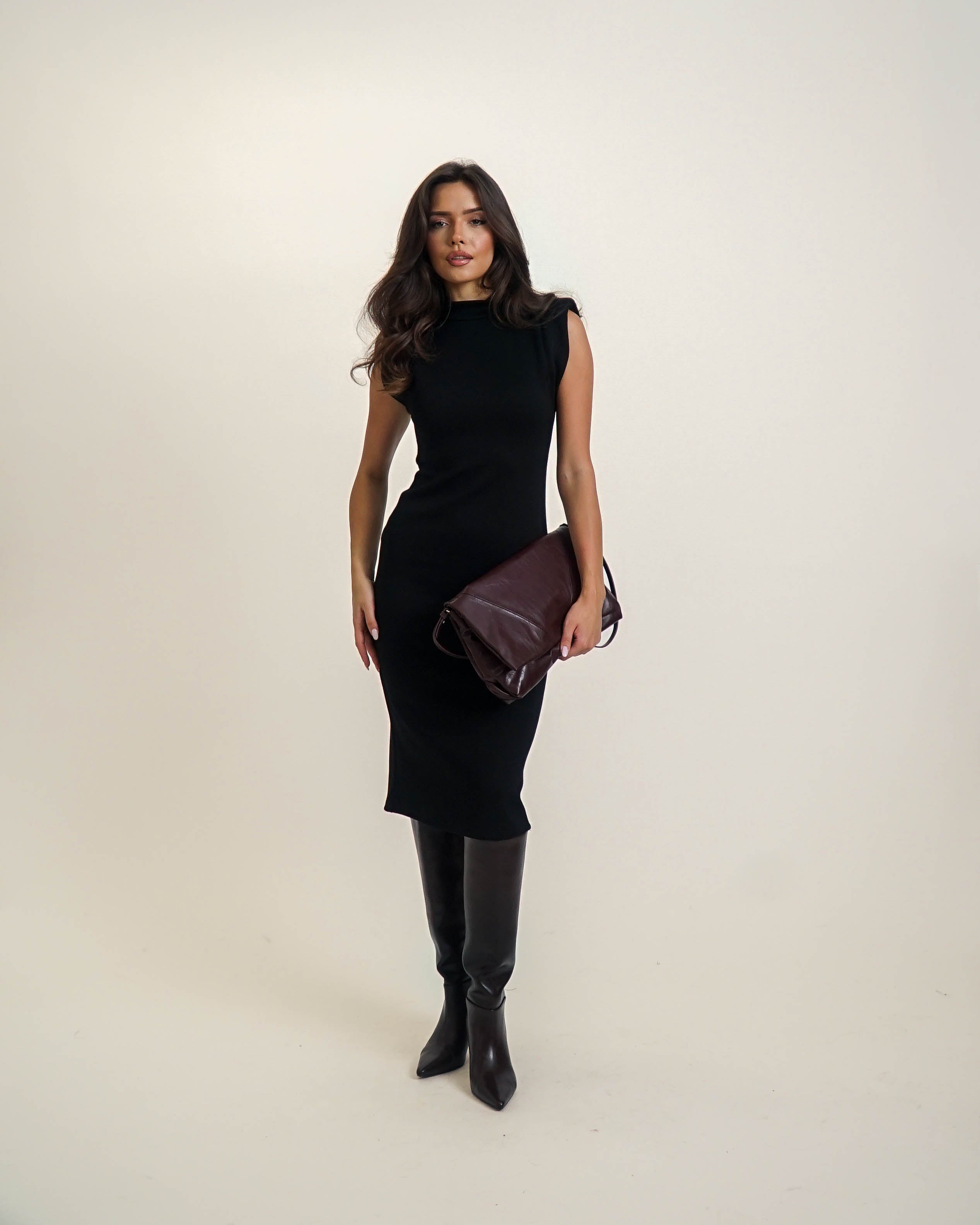 DOPASOWANA SUKIENKA MIDI Z PODUSZKAMI NA RAMIONACH