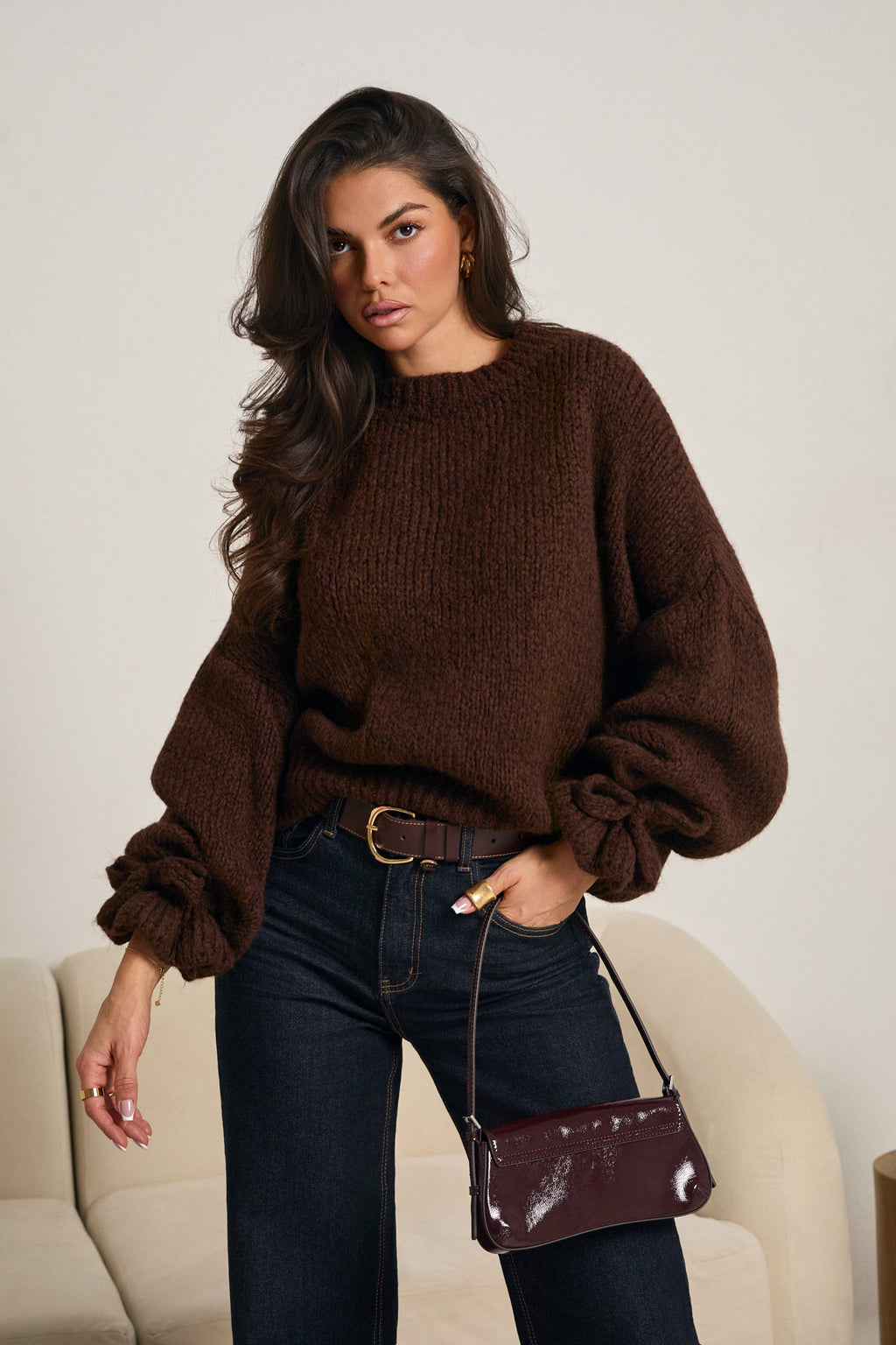 Sweter z wiązaniem na rękawach