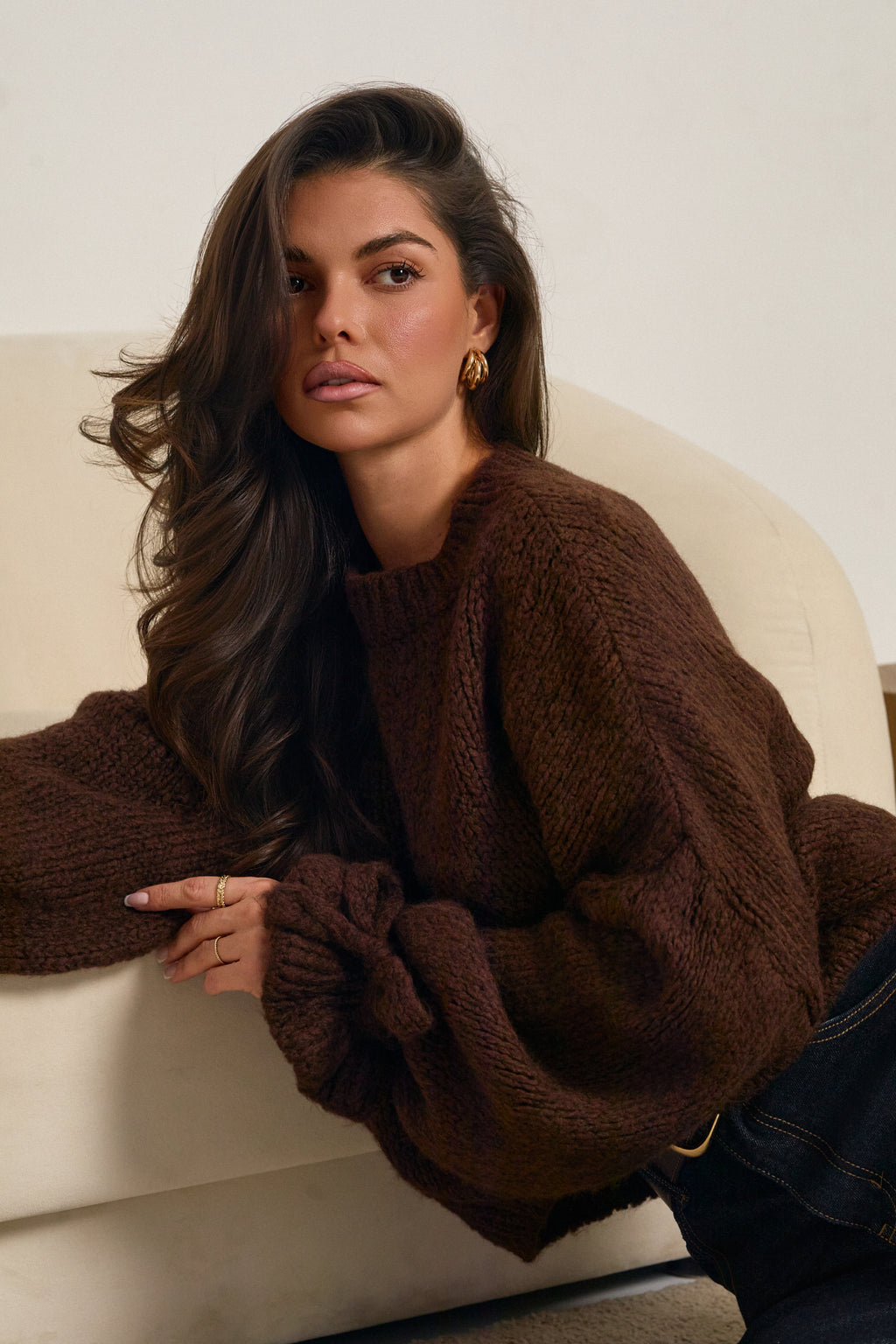 Sweter z wiązaniem na rękawach