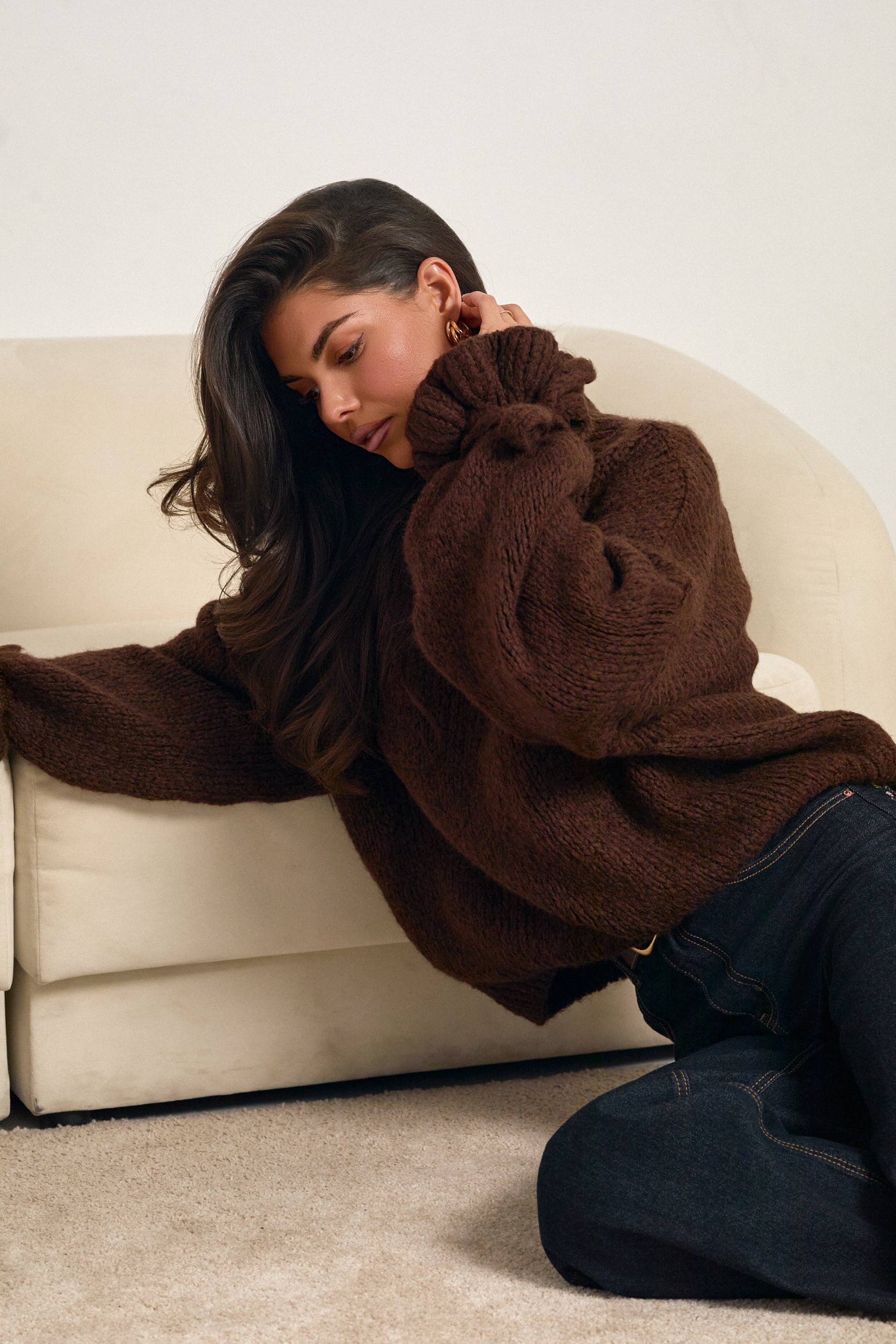 Sweter z wiązaniem na rękawach