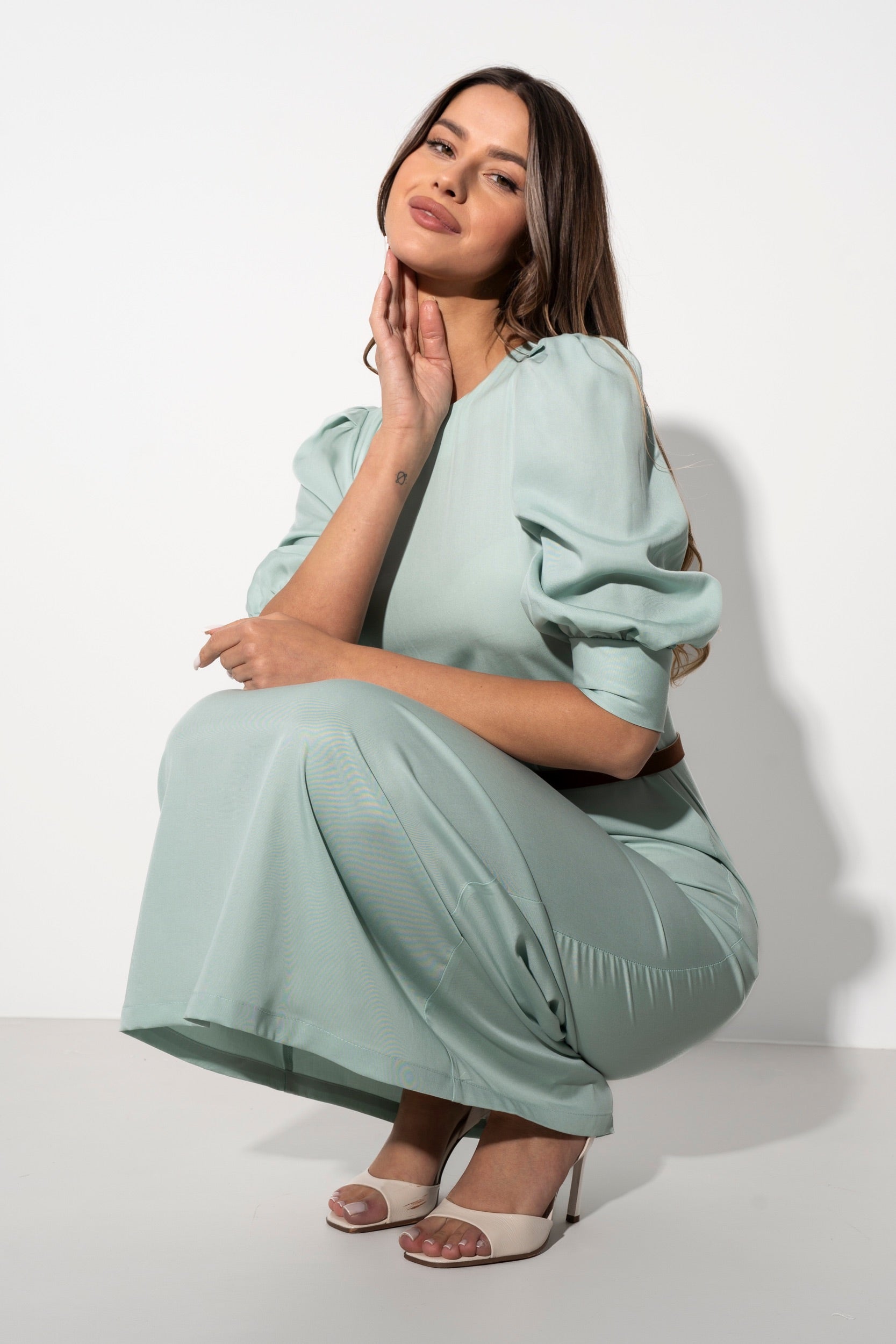 SUKIENKA Z OZDOBNYM RĘKAWEM I PASKIEM