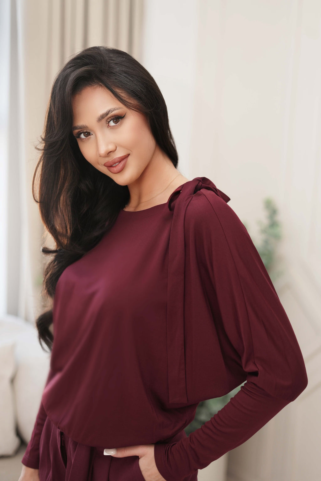 Bluzka z wiązaniem na ramieniu