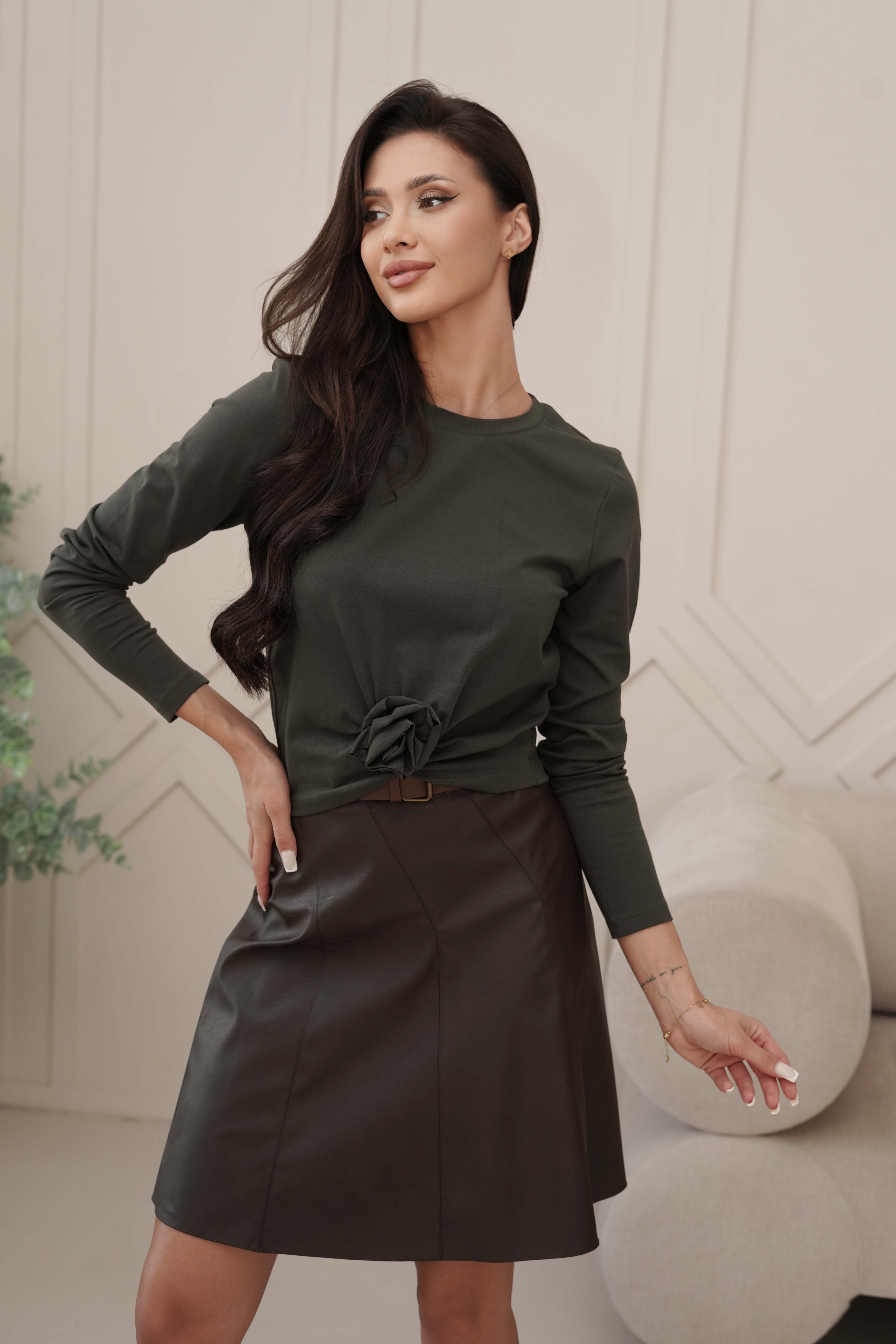 Bluzka z długim rękawem i kwiatem w talii