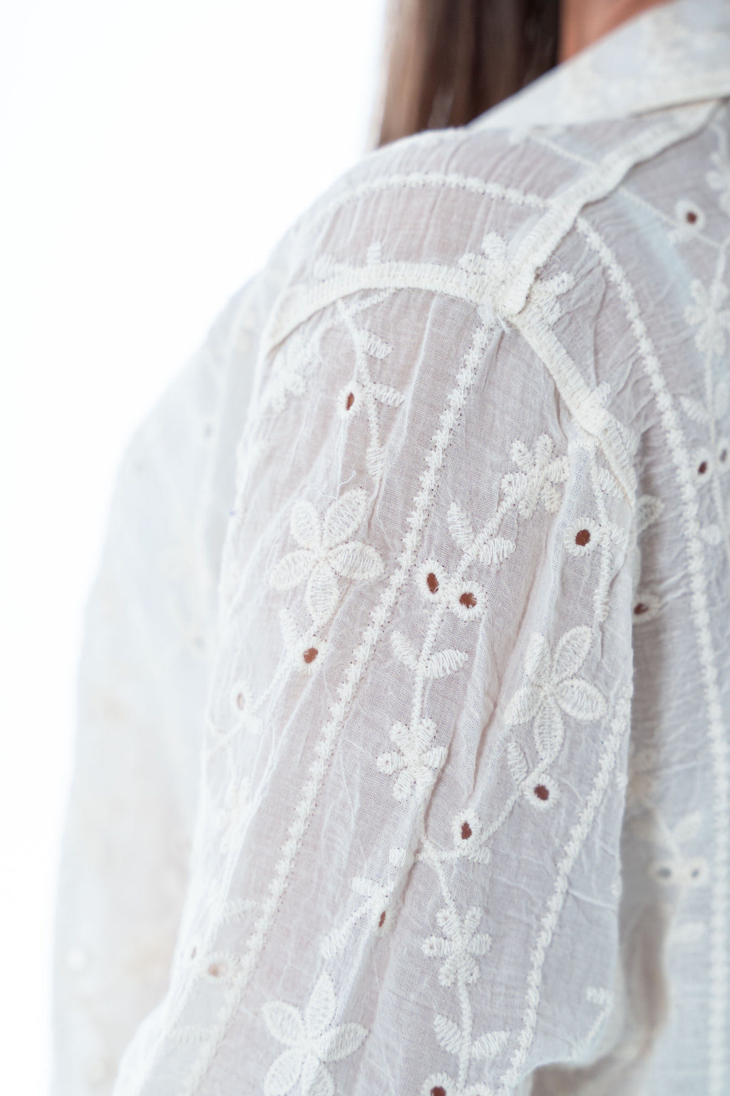 Subtelna koszula Mirella z romantycznym haftem- Beżowy / Uniwersalny