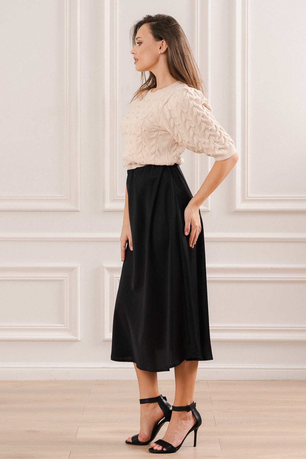 Sweter z Perłowymi Akcentami- Czarny / Uniwersalny