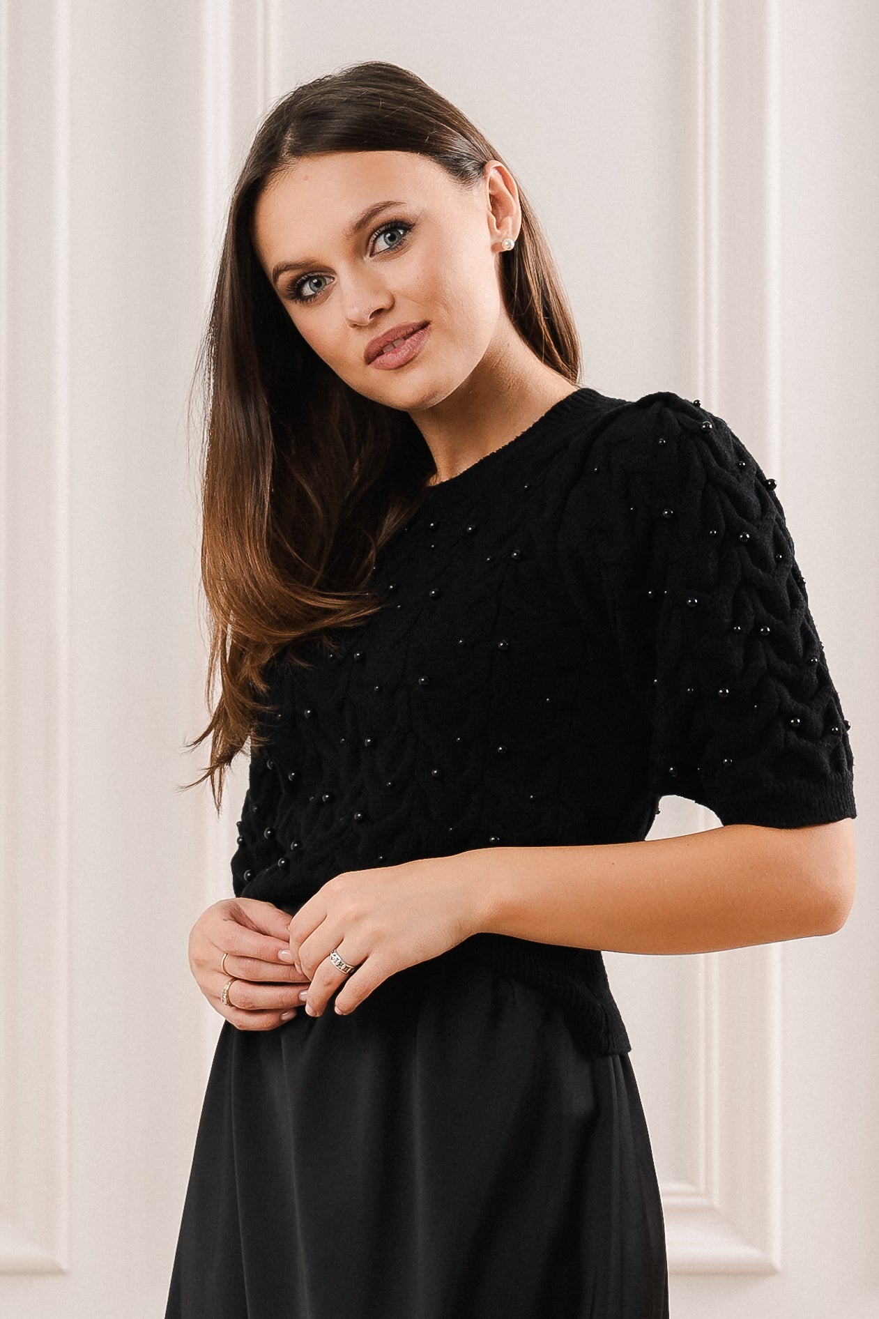 Sweter z Perłowymi Akcentami- Czarny / Uniwersalny