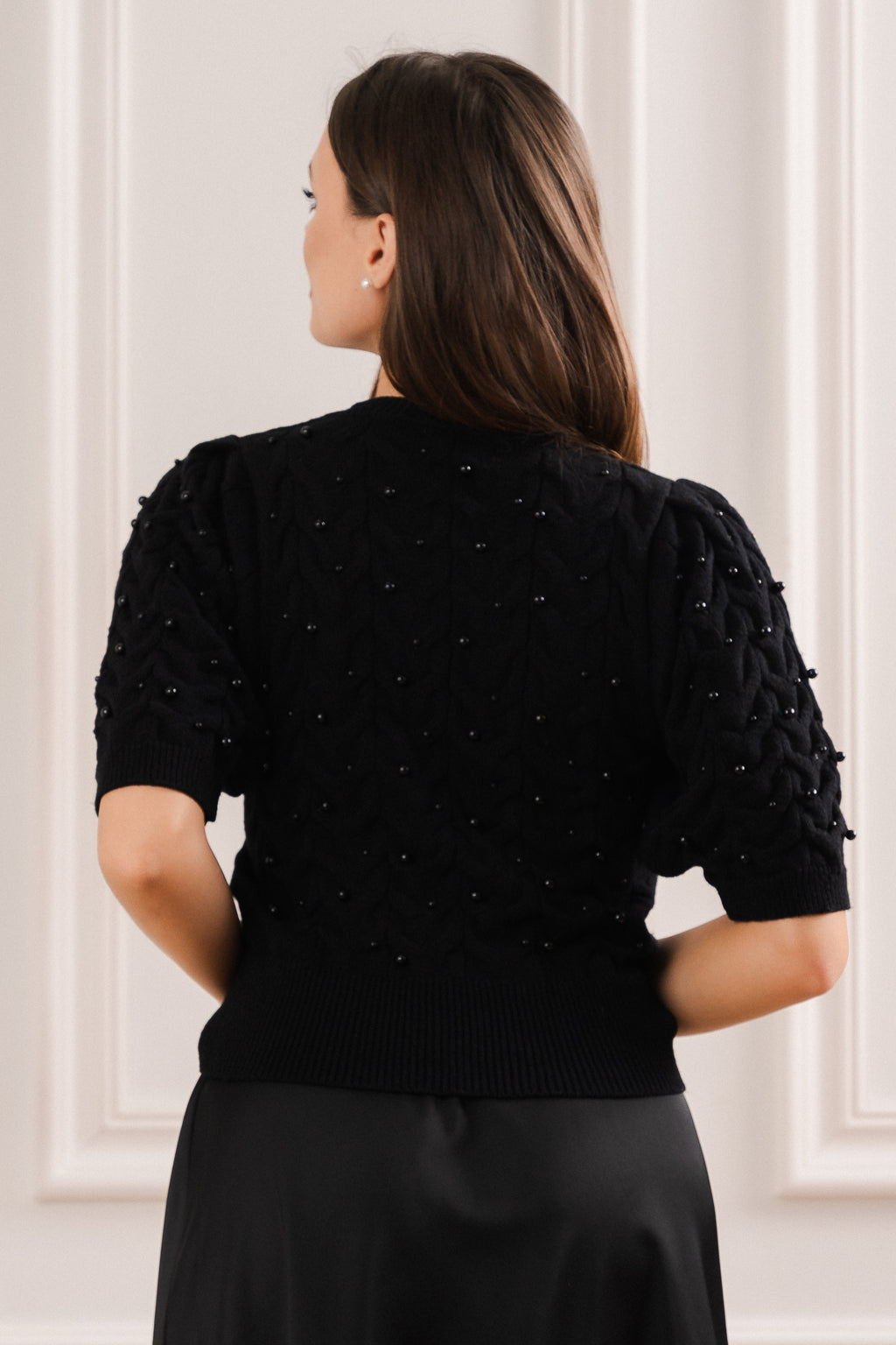 Sweter z Perłowymi Akcentami- Czarny / Uniwersalny